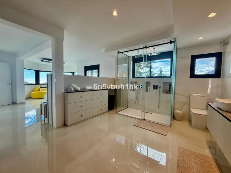 House - Detached Villa в продаже в Benalmadena, Málaga. В доме 4 спален и 5 ванных комнат. Площадь дома 550 м². Площадь участка 800 м²
