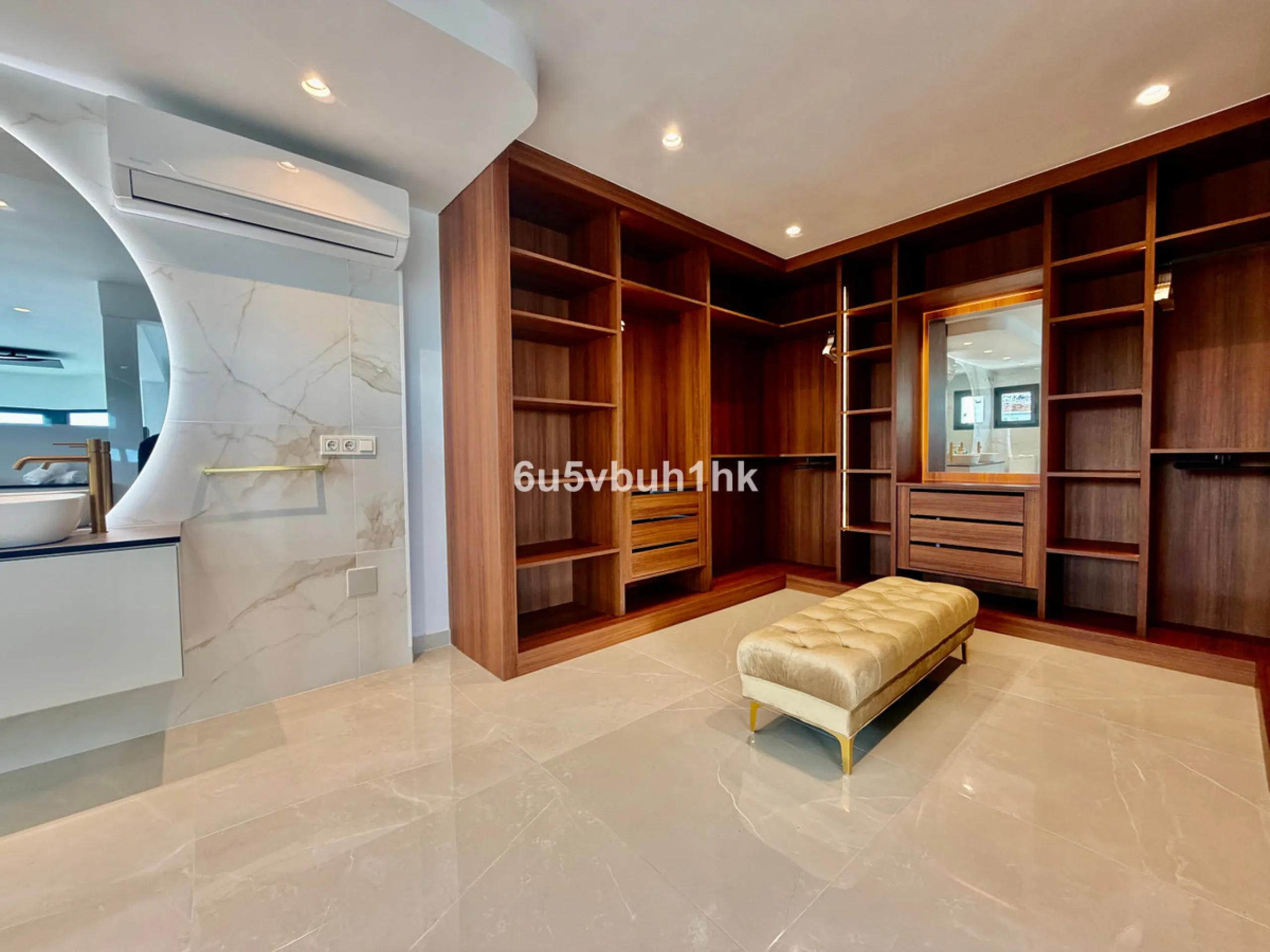 House - Detached Villa в продаже в Benalmadena, Málaga. В доме 4 спален и 5 ванных комнат. Площадь дома 550 м². Площадь участка 800 м²