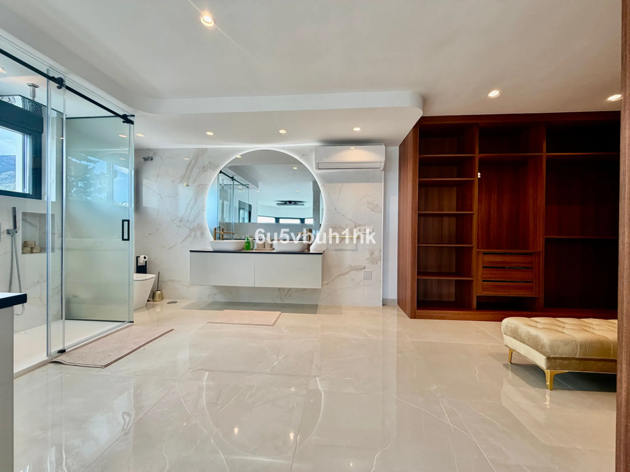 House - Detached Villa в продаже в Benalmadena, Málaga. В доме 4 спален и 5 ванных комнат. Площадь дома 550 м². Площадь участка 800 м²