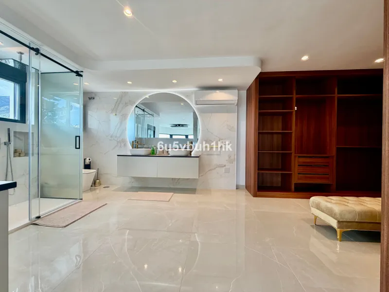 House - Detached Villa в продаже в Benalmadena, Málaga. В доме 4 спален и 5 ванных комнат. Площадь дома 550 м². Площадь участка 800 м²