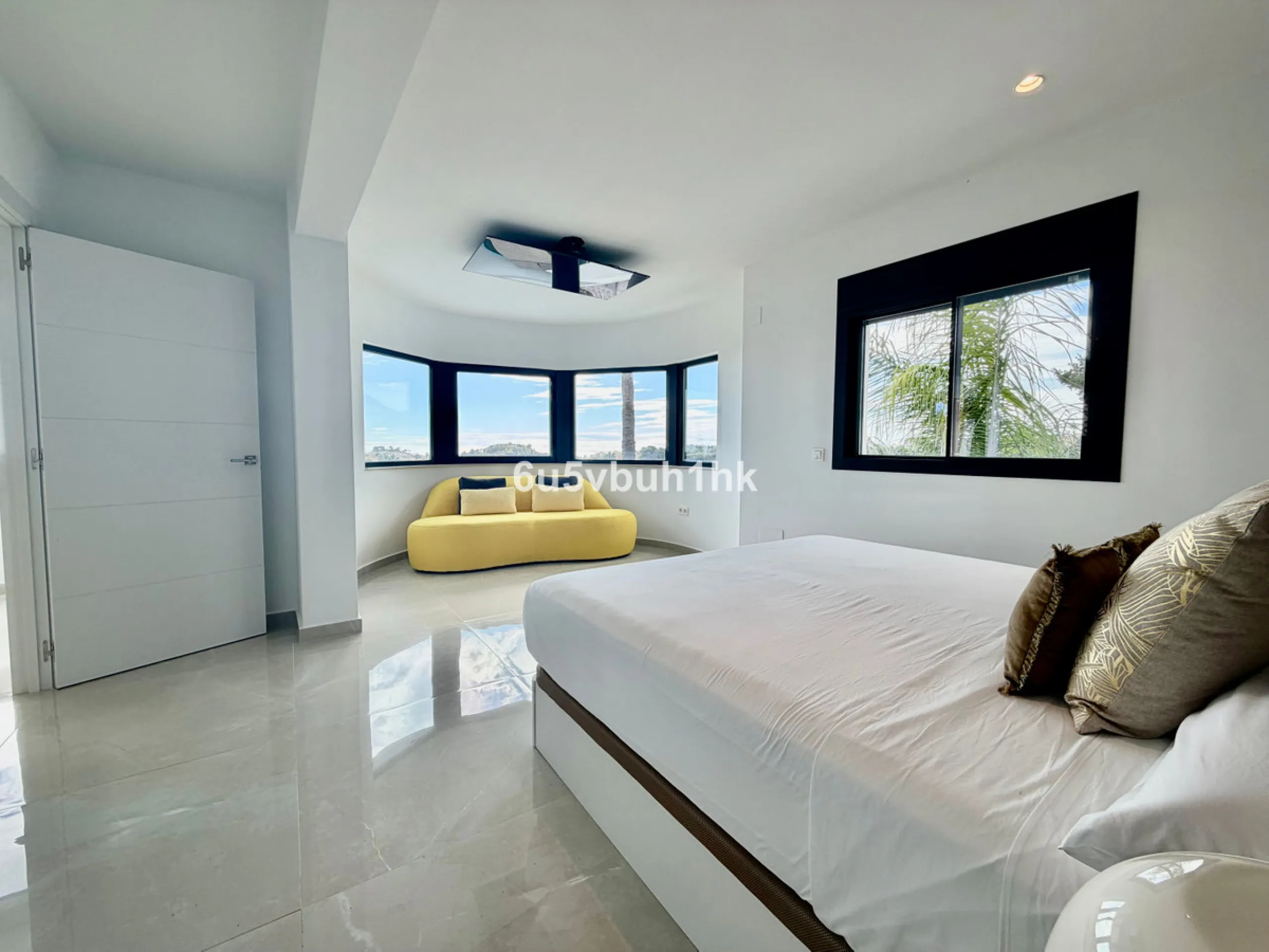 House - Detached Villa в продаже в Benalmadena, Málaga. В доме 4 спален и 5 ванных комнат. Площадь дома 550 м². Площадь участка 800 м²
