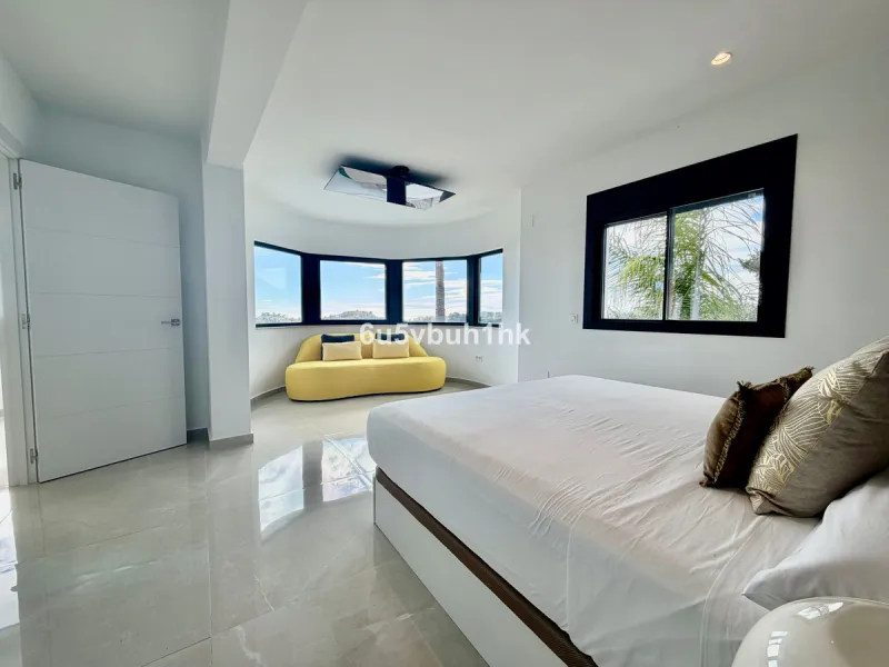 House - Detached Villa в продаже в Benalmadena, Málaga. В доме 4 спален и 5 ванных комнат. Площадь дома 550 м². Площадь участка 800 м²