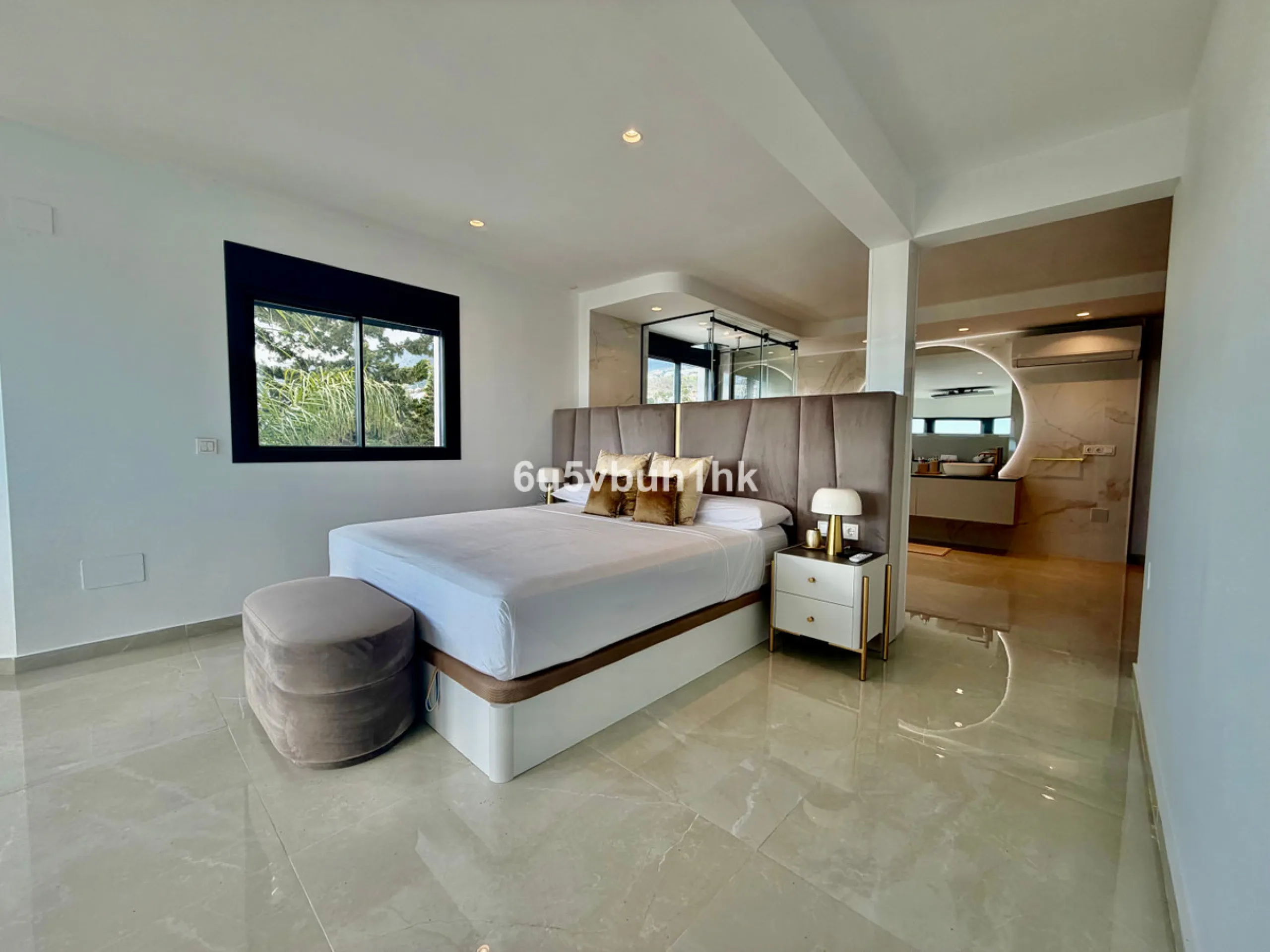 House - Detached Villa в продаже в Benalmadena, Málaga. В доме 4 спален и 5 ванных комнат. Площадь дома 550 м². Площадь участка 800 м²