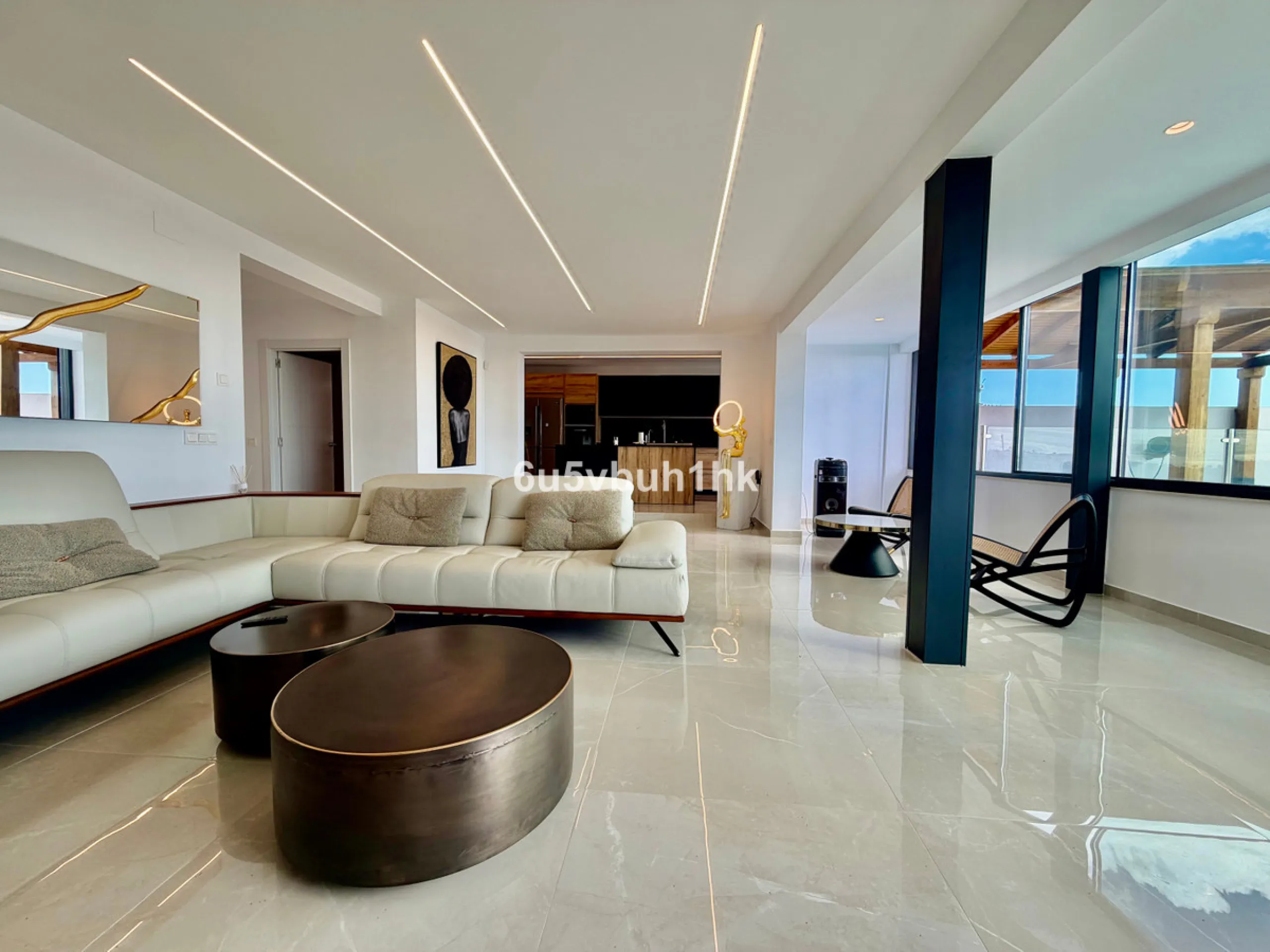 House - Detached Villa в продаже в Benalmadena, Málaga. В доме 4 спален и 5 ванных комнат. Площадь дома 550 м². Площадь участка 800 м²