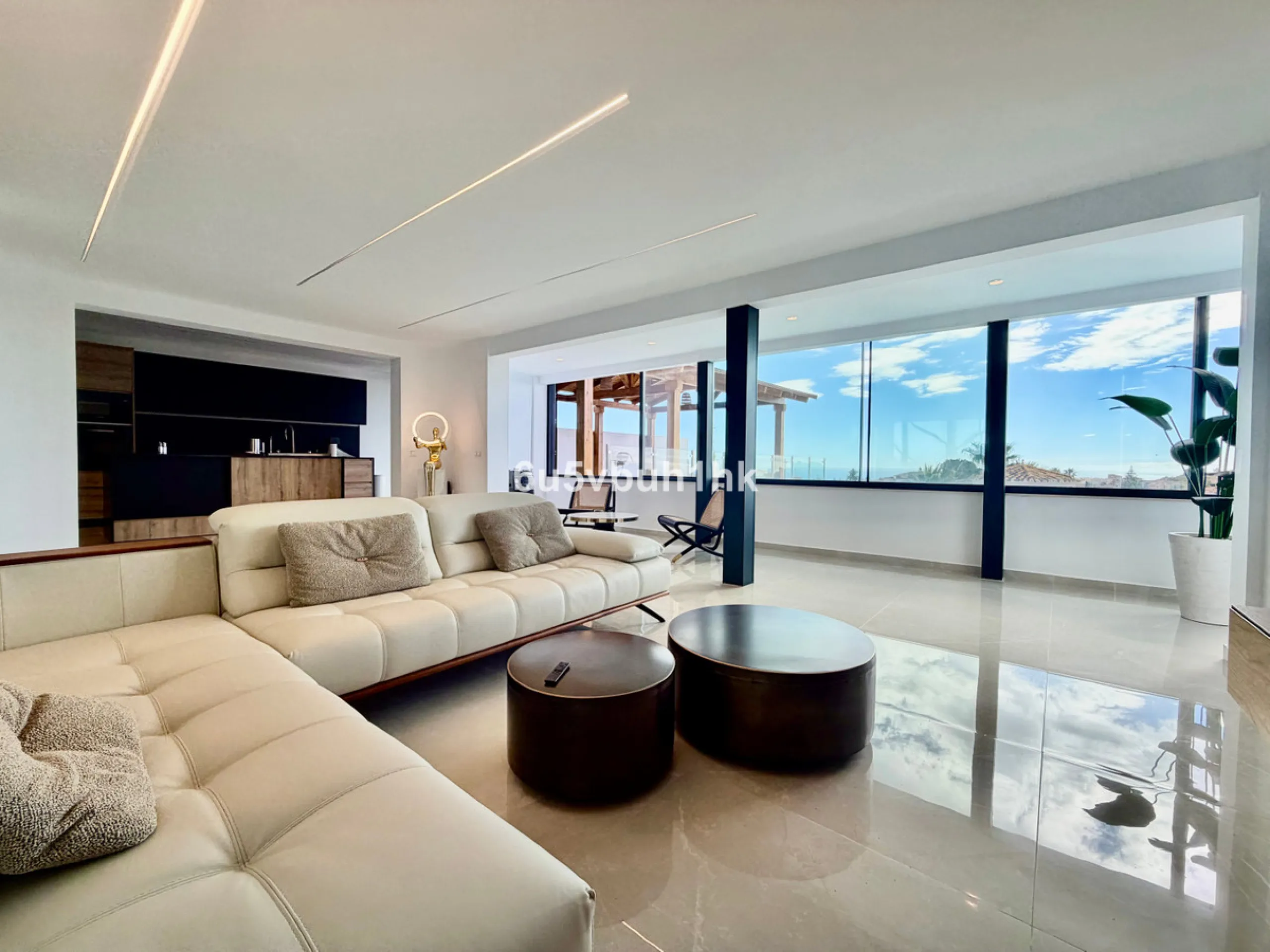 House - Detached Villa в продаже в Benalmadena, Málaga. В доме 4 спален и 5 ванных комнат. Площадь дома 550 м². Площадь участка 800 м²