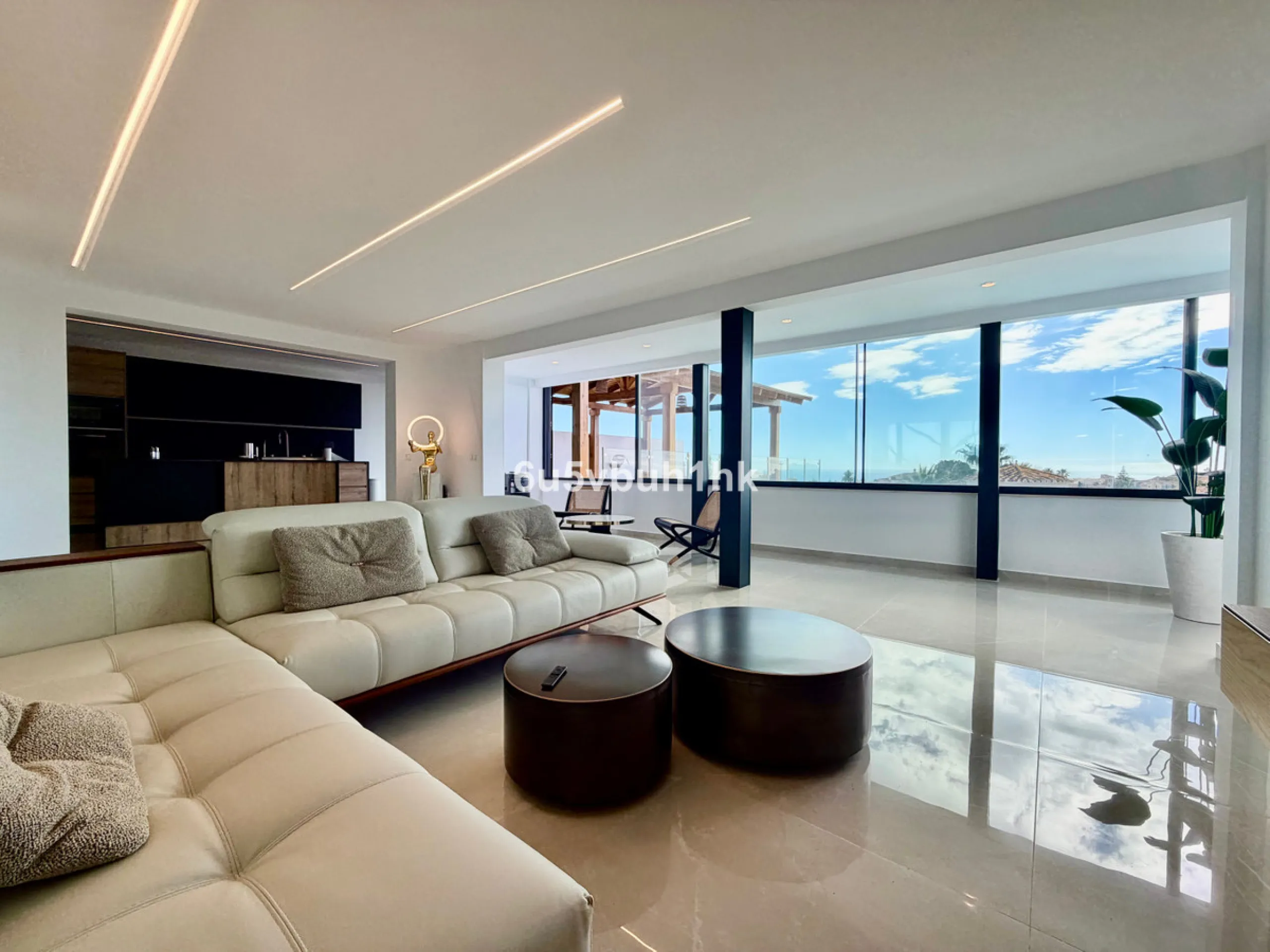 House - Detached Villa в продаже в Benalmadena, Málaga. В доме 4 спален и 5 ванных комнат. Площадь дома 550 м². Площадь участка 800 м²