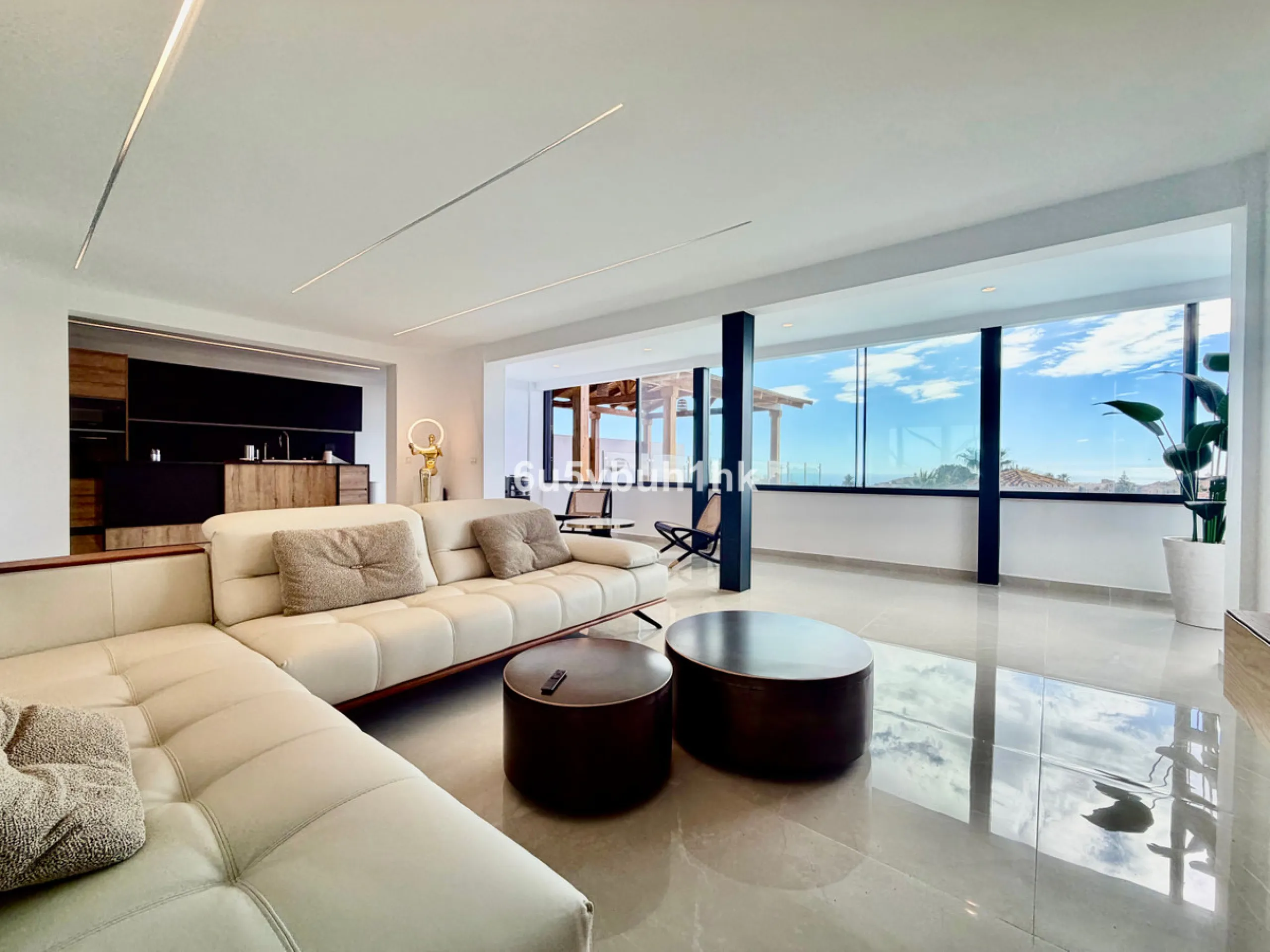 House - Detached Villa в продаже в Benalmadena, Málaga. В доме 4 спален и 5 ванных комнат. Площадь дома 550 м². Площадь участка 800 м²