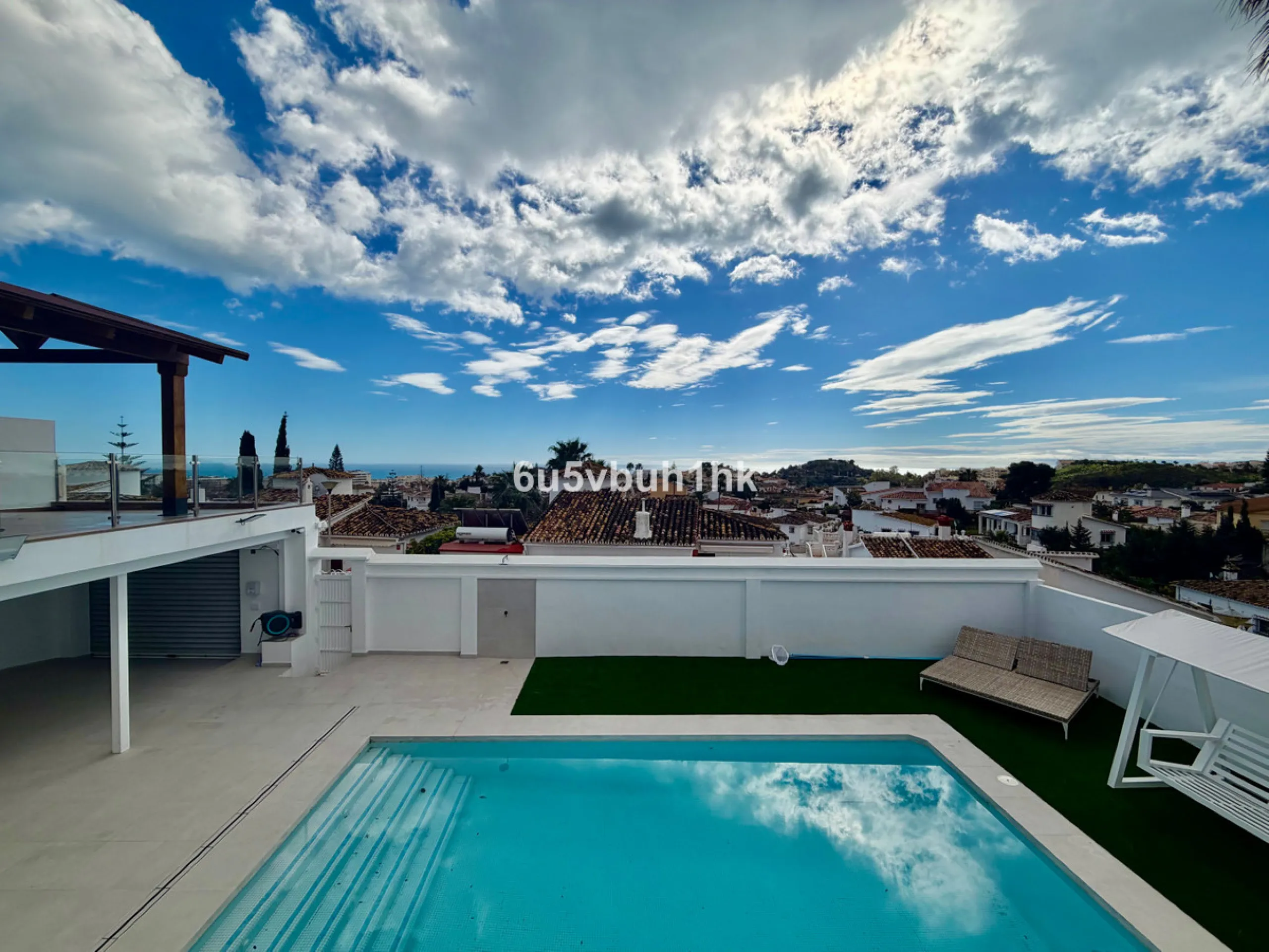 House - Detached Villa в продаже в Benalmadena, Málaga. В доме 4 спален и 5 ванных комнат. Площадь дома 550 м². Площадь участка 800 м²