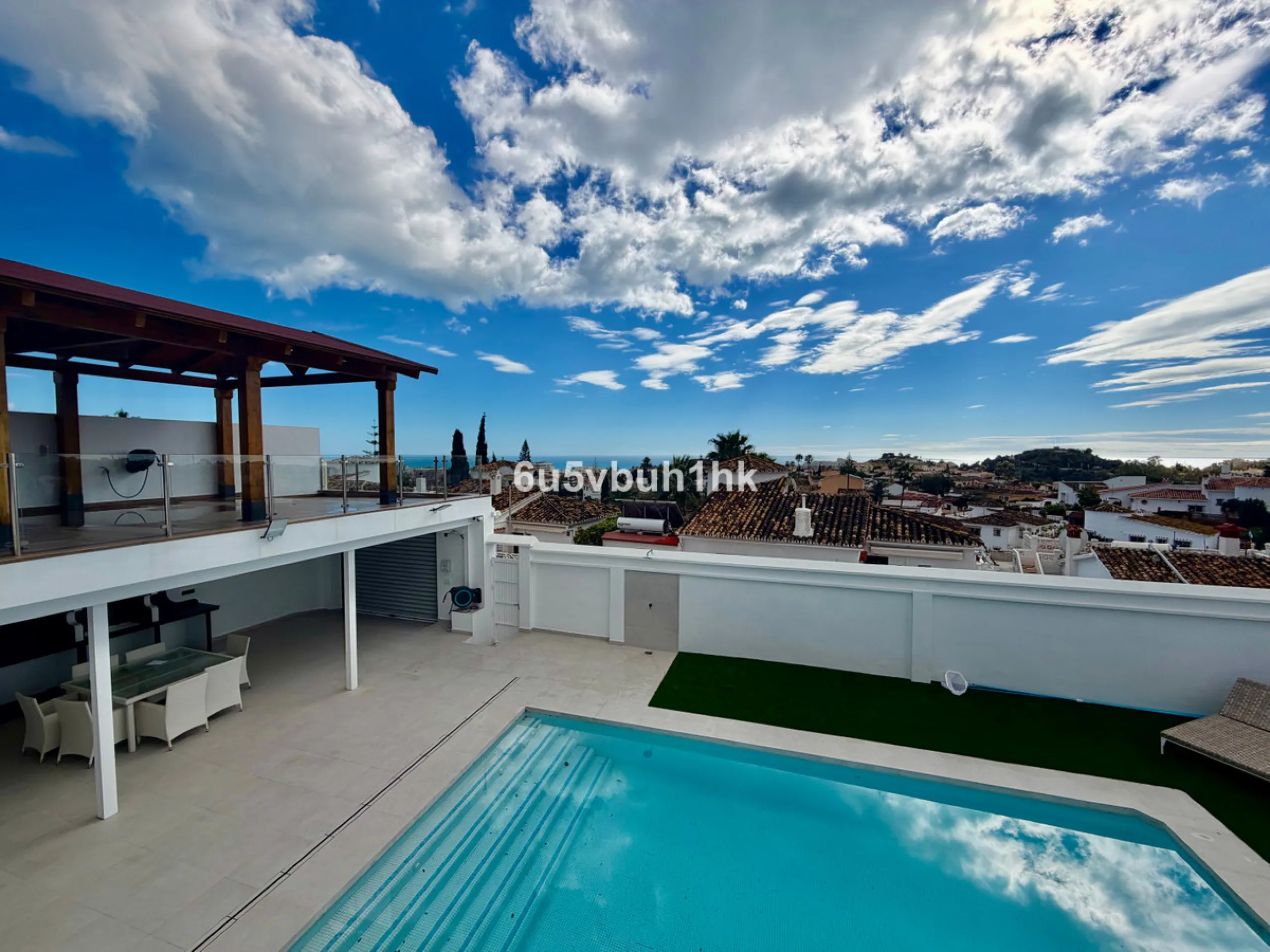 House - Detached Villa в продаже в Benalmadena, Málaga. В доме 4 спален и 5 ванных комнат. Площадь дома 550 м². Площадь участка 800 м²