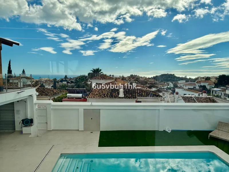 House - Detached Villa в продаже в Benalmadena, Málaga. В доме 4 спален и 5 ванных комнат. Площадь дома 550 м². Площадь участка 800 м²
