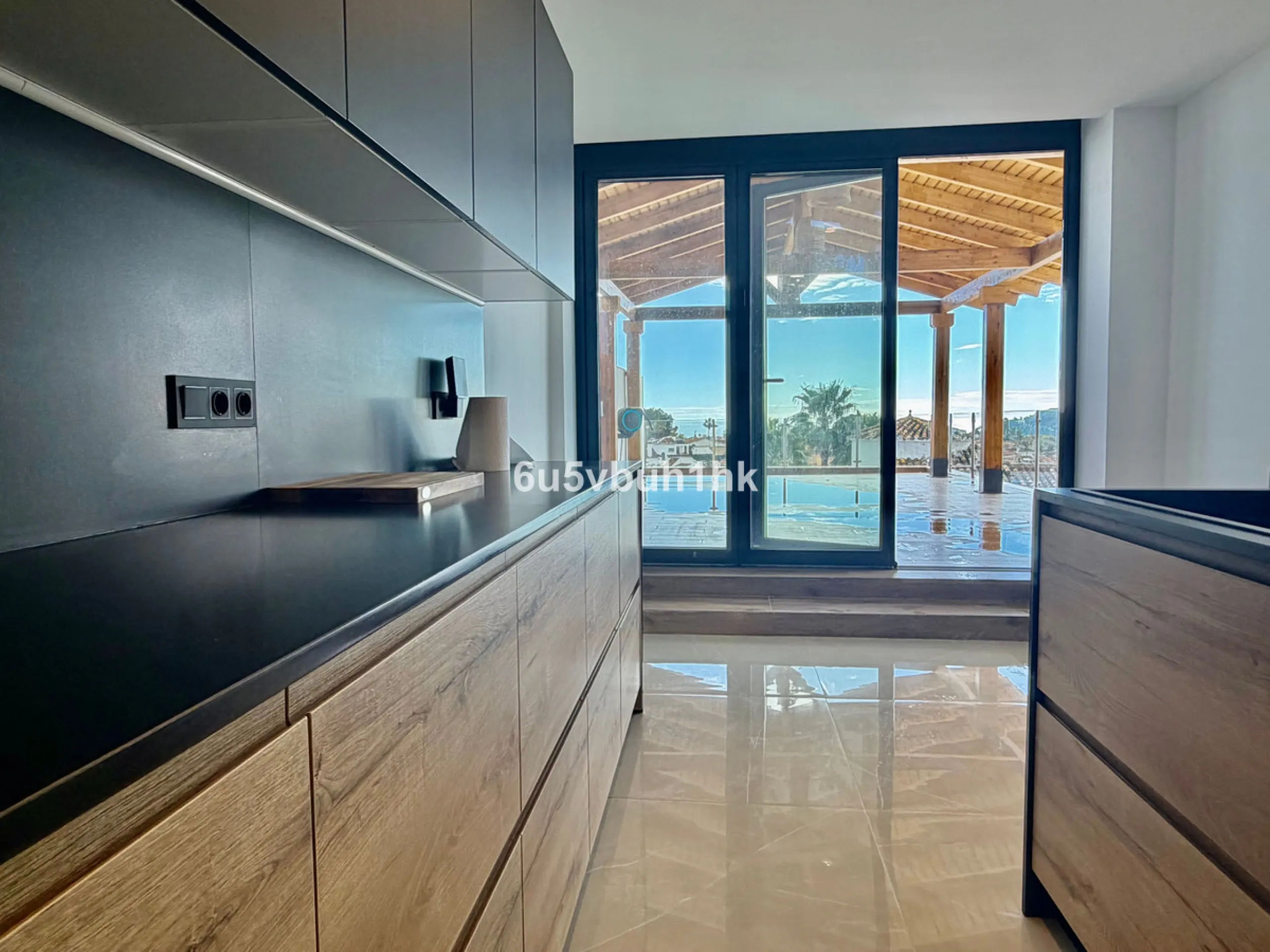 House - Detached Villa в продаже в Benalmadena, Málaga. В доме 4 спален и 5 ванных комнат. Площадь дома 550 м². Площадь участка 800 м²
