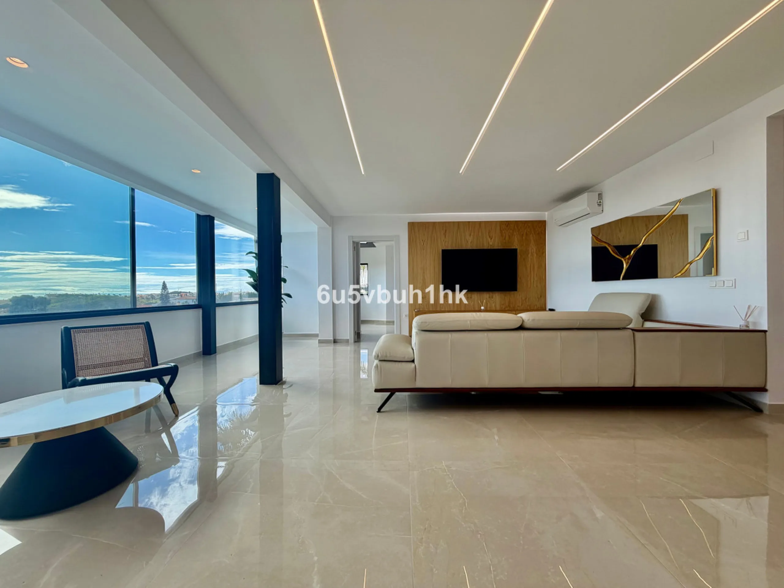 House - Detached Villa в продаже в Benalmadena, Málaga. В доме 4 спален и 5 ванных комнат. Площадь дома 550 м². Площадь участка 800 м²