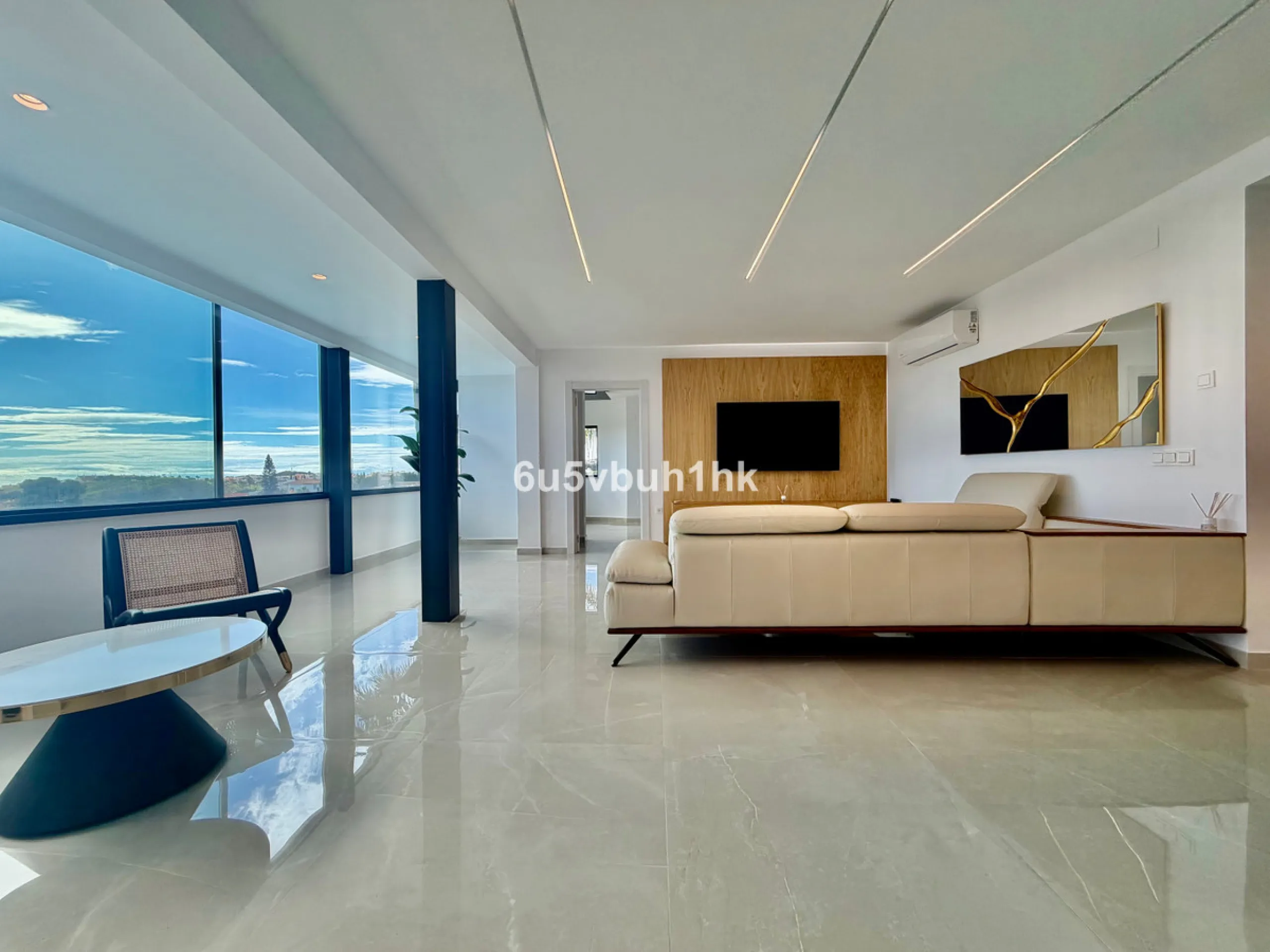 House - Detached Villa в продаже в Benalmadena, Málaga. В доме 4 спален и 5 ванных комнат. Площадь дома 550 м². Площадь участка 800 м²