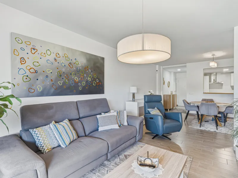 This bright and spacious two-bedroom ground floor apartment is ideally located within the sought-after gated community of El Lagar in La Cala de Mijas. Both bedrooms enjoy direct access to a generous terrace and private garden, offering plenty of natural 