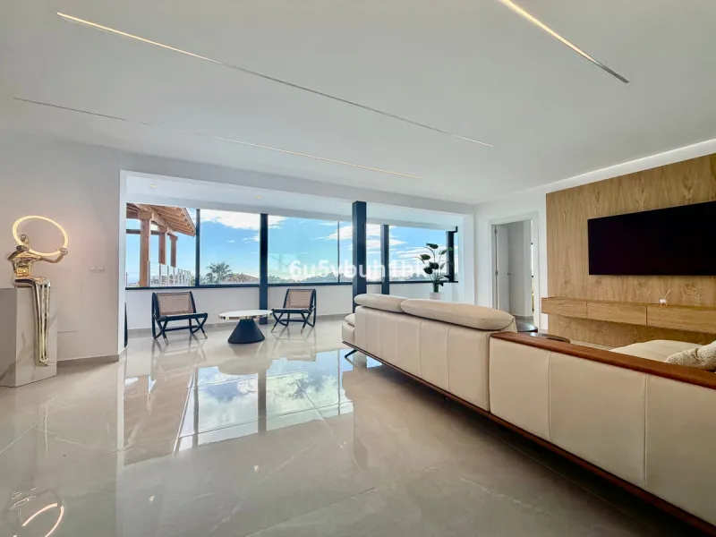 House - Detached Villa в продаже в Benalmadena, Málaga. В доме 4 спален и 5 ванных комнат. Площадь дома 550 м². Площадь участка 800 м²
