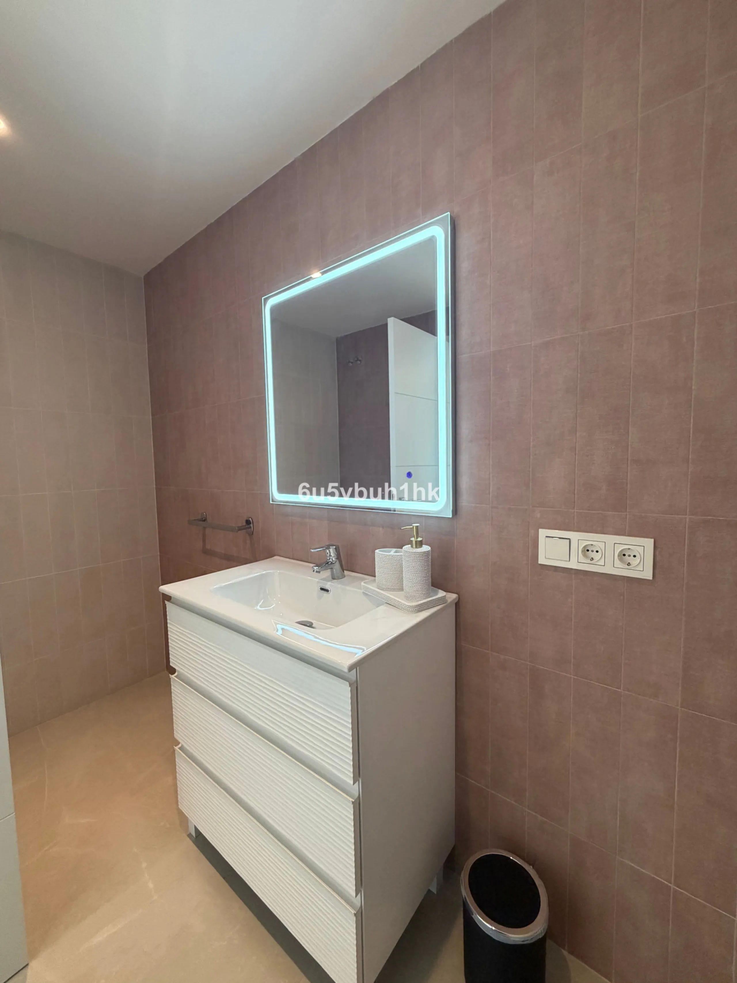 House - Detached Villa в продаже в Benalmadena, Málaga. В доме 4 спален и 5 ванных комнат. Площадь дома 550 м². Площадь участка 800 м²