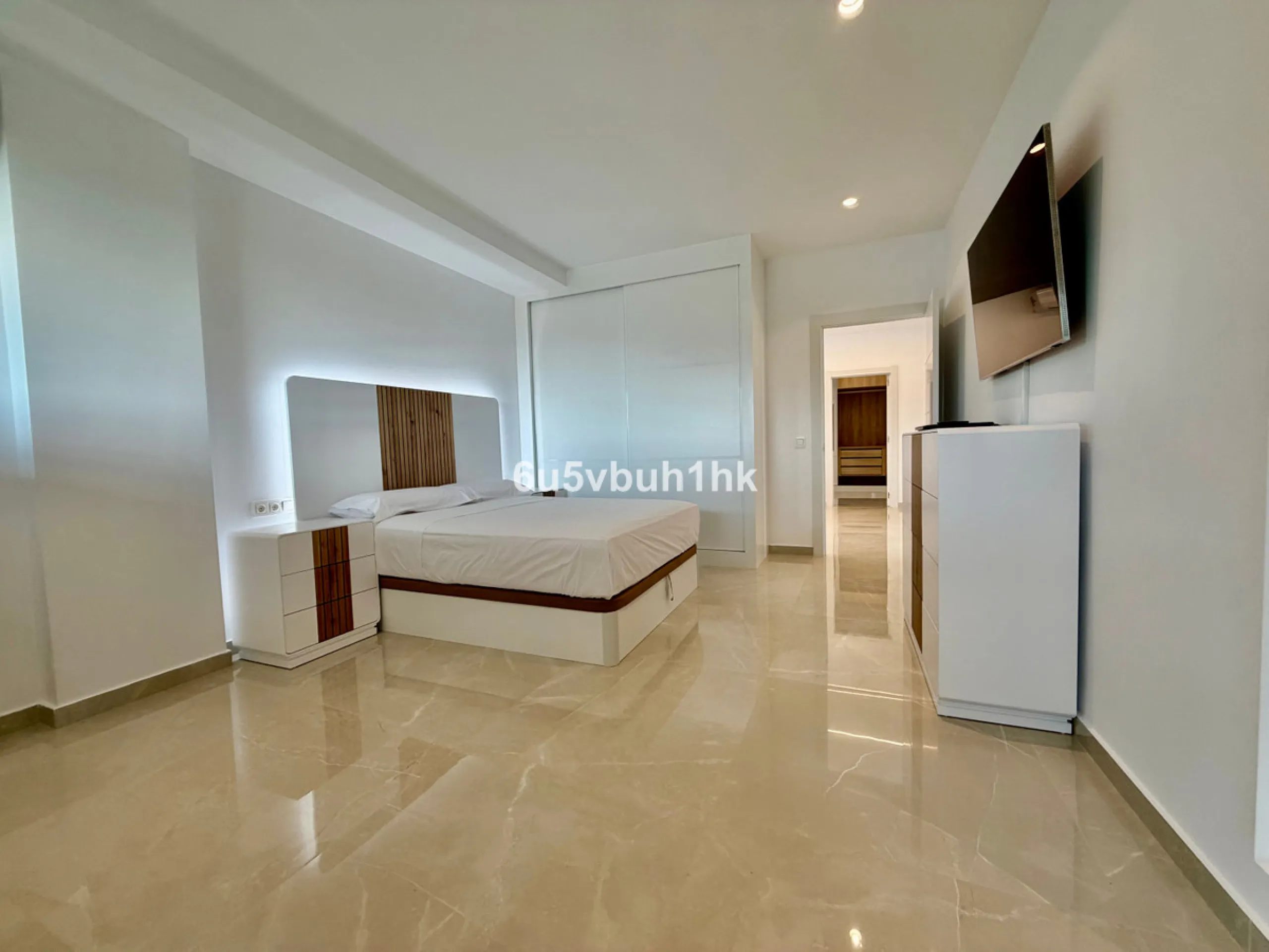 House - Detached Villa в продаже в Benalmadena, Málaga. В доме 4 спален и 5 ванных комнат. Площадь дома 550 м². Площадь участка 800 м²