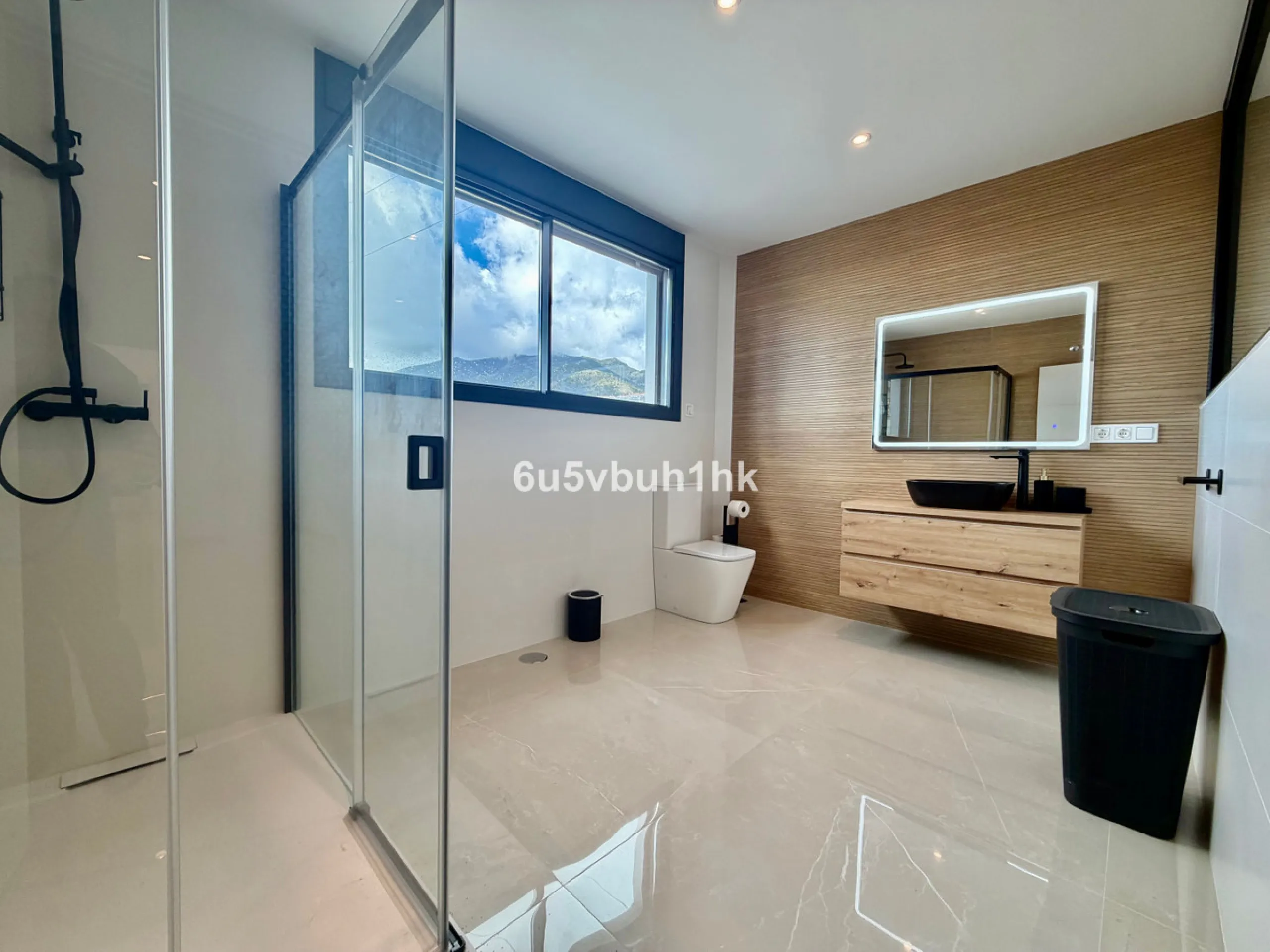 House - Detached Villa в продаже в Benalmadena, Málaga. В доме 4 спален и 5 ванных комнат. Площадь дома 550 м². Площадь участка 800 м²