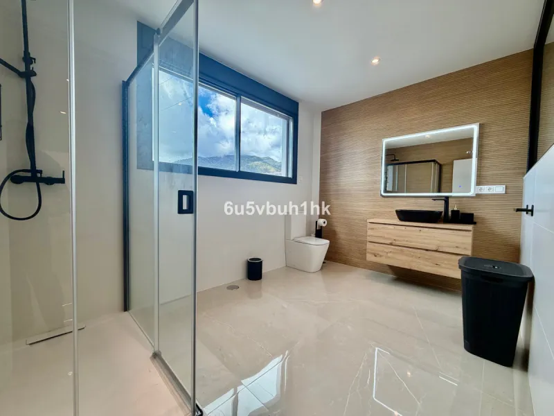 House - Detached Villa в продаже в Benalmadena, Málaga. В доме 4 спален и 5 ванных комнат. Площадь дома 550 м². Площадь участка 800 м²