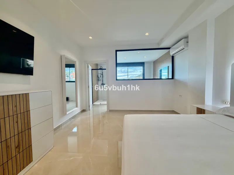 House - Detached Villa в продаже в Benalmadena, Málaga. В доме 4 спален и 5 ванных комнат. Площадь дома 550 м². Площадь участка 800 м²