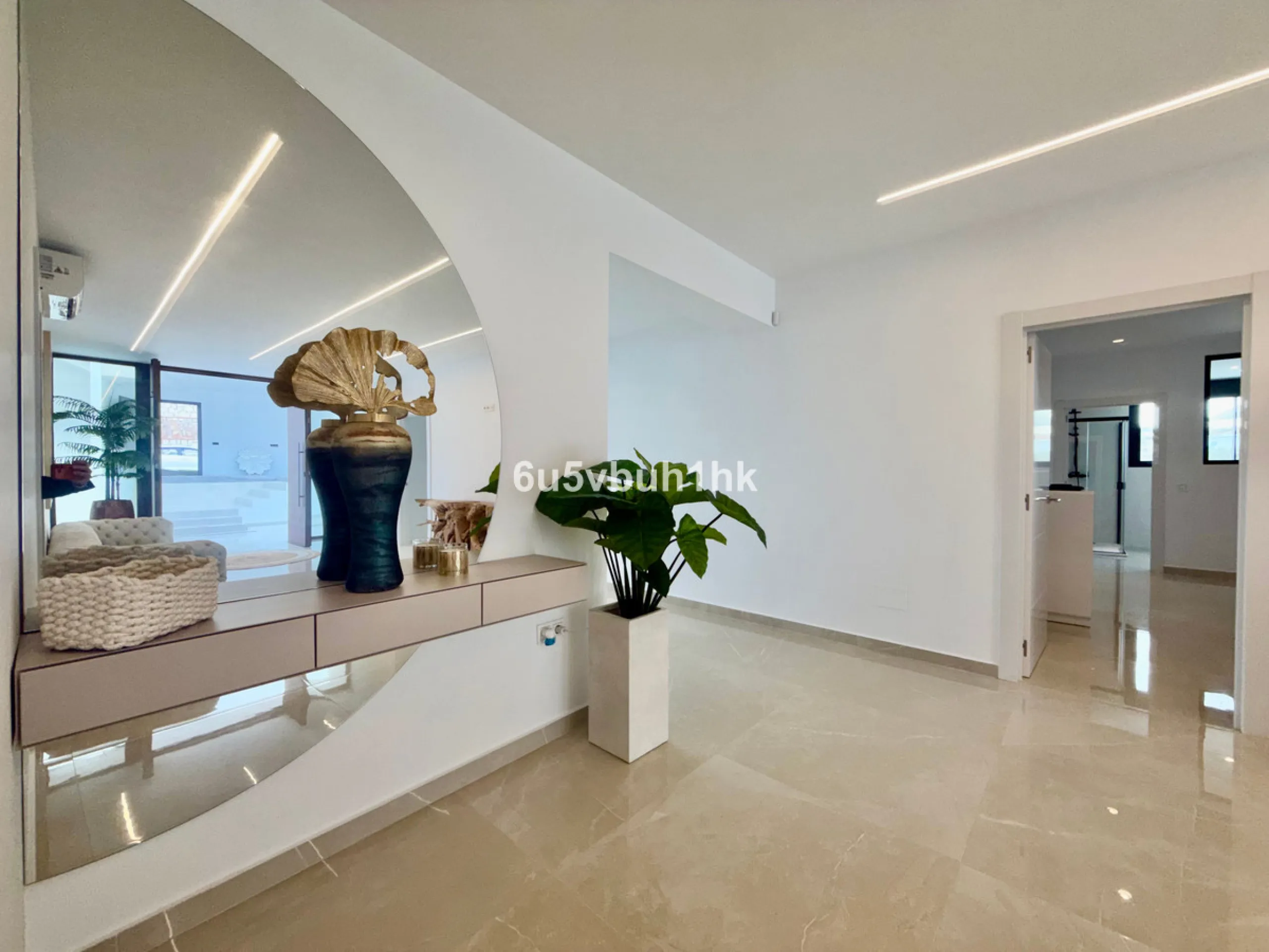 House - Detached Villa в продаже в Benalmadena, Málaga. В доме 4 спален и 5 ванных комнат. Площадь дома 550 м². Площадь участка 800 м²