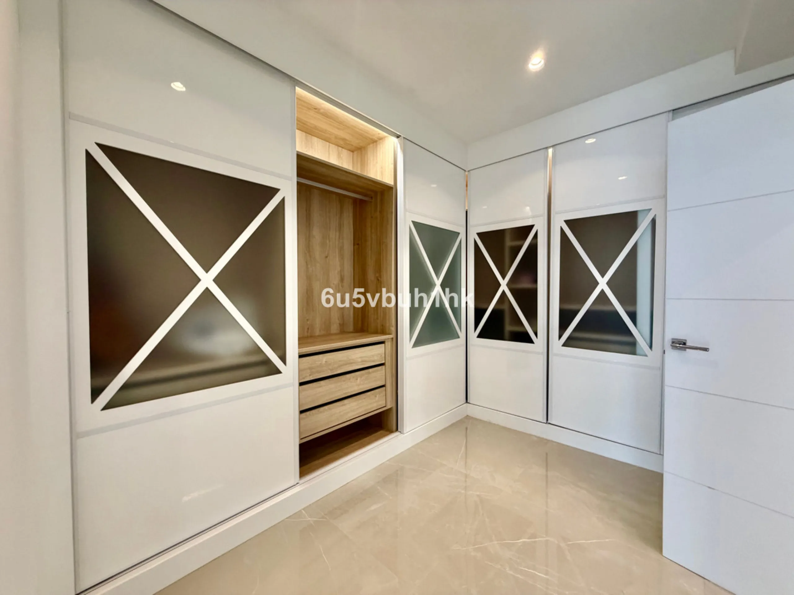 House - Detached Villa в продаже в Benalmadena, Málaga. В доме 4 спален и 5 ванных комнат. Площадь дома 550 м². Площадь участка 800 м²