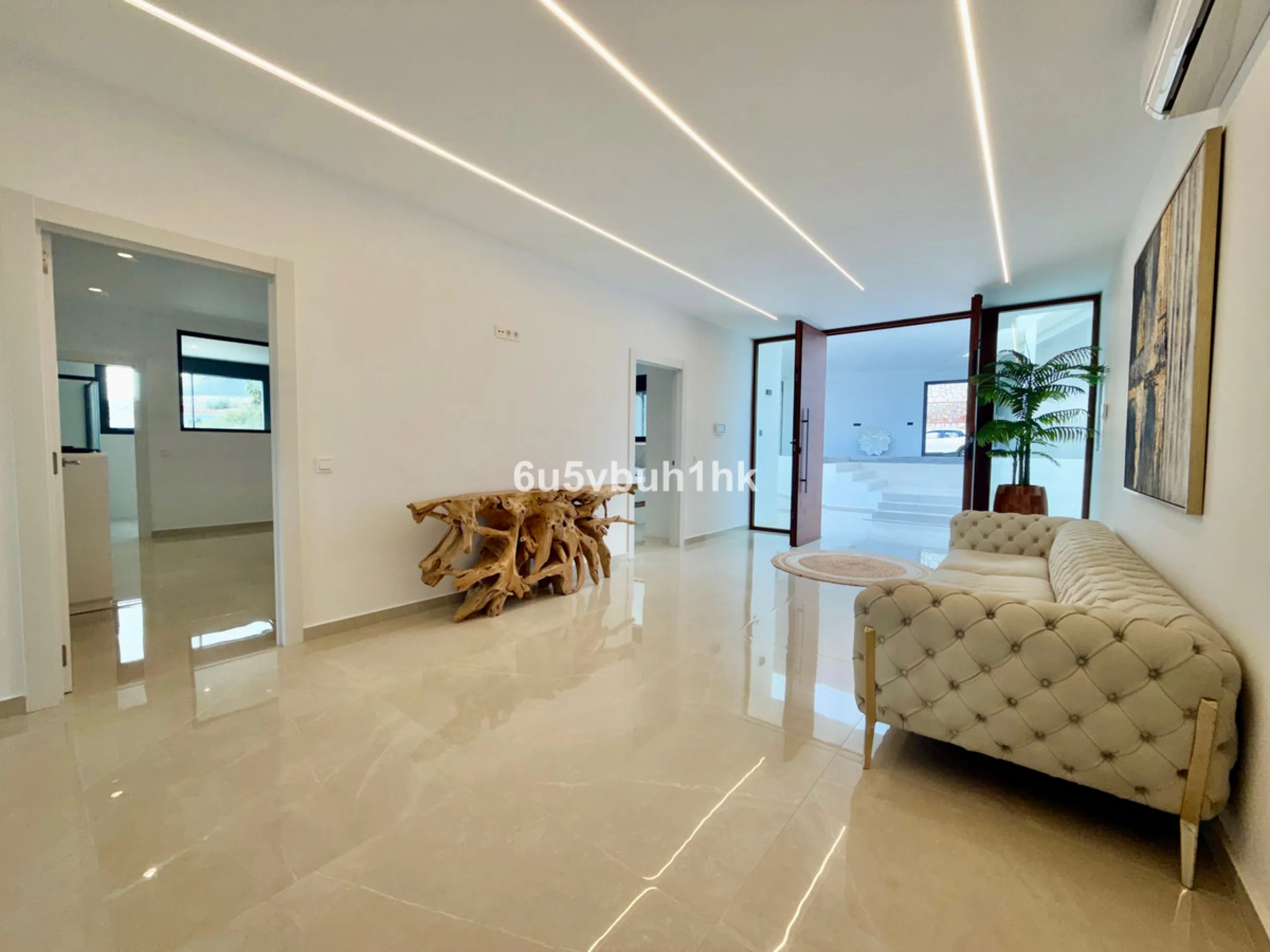House - Detached Villa в продаже в Benalmadena, Málaga. В доме 4 спален и 5 ванных комнат. Площадь дома 550 м². Площадь участка 800 м²