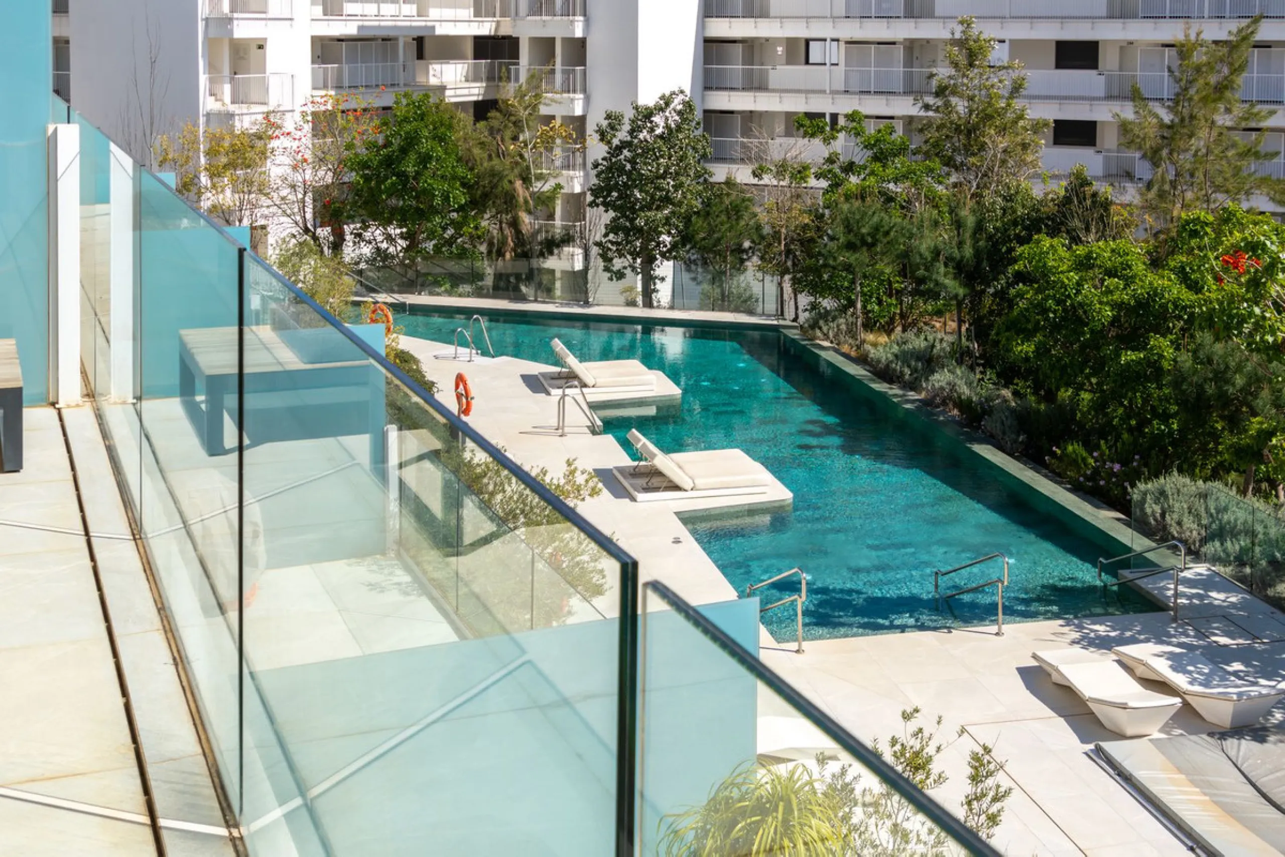 Modernes Haus in der begehrten Gegend Higuerón mit großer Dachterrasse und Whirlpool