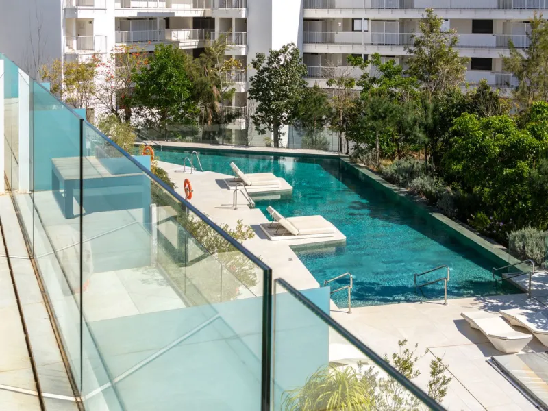 Modernes Haus in der begehrten Gegend Higuerón mit großer Dachterrasse und Whirlpool