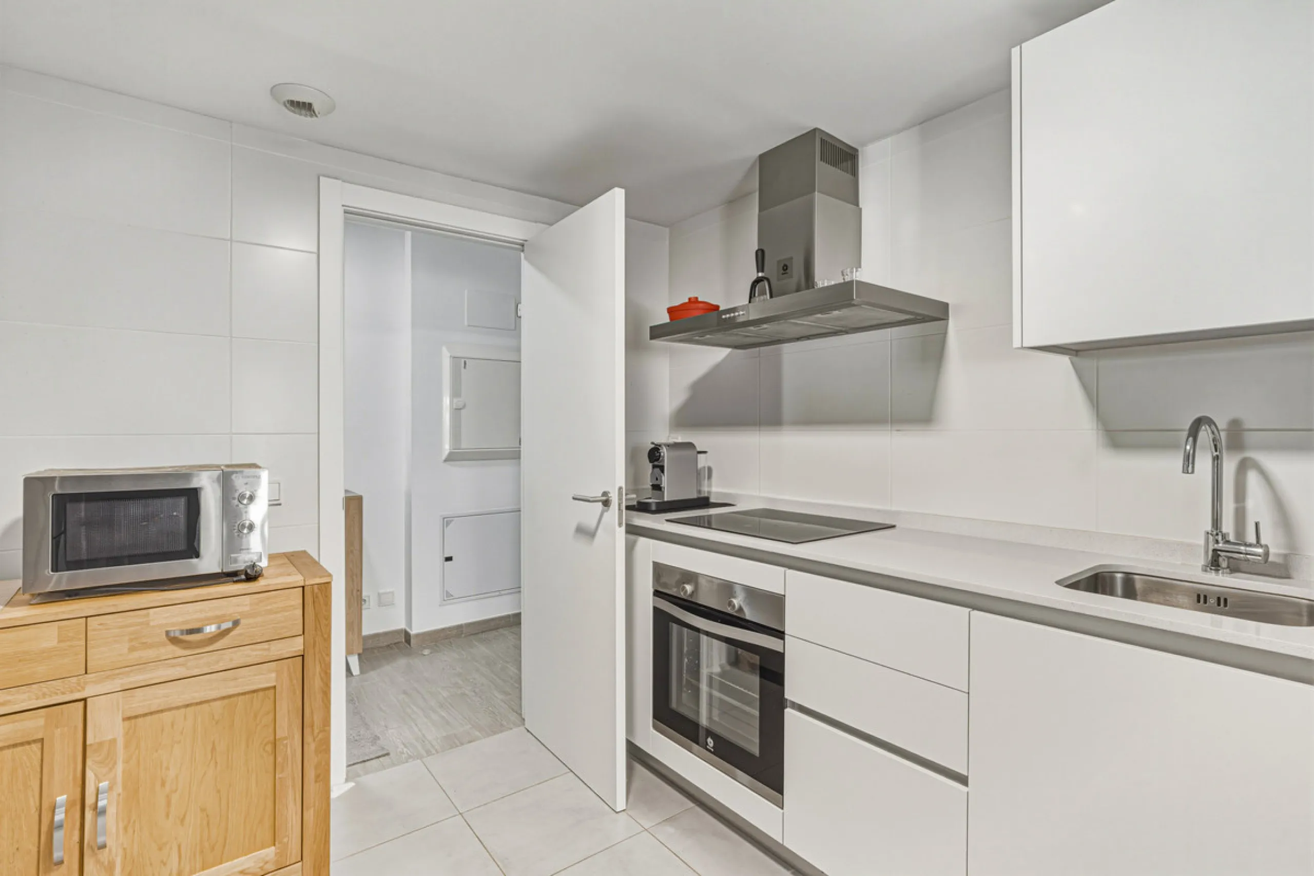 This bright and spacious two-bedroom ground floor apartment is ideally located within the sought-after gated community of El Lagar in La Cala de Mijas. Both bedrooms enjoy direct access to a generous terrace and private garden, offering plenty of natural 