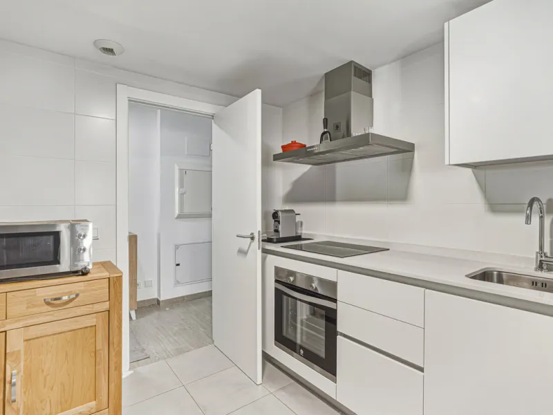 This bright and spacious two-bedroom ground floor apartment is ideally located within the sought-after gated community of El Lagar in La Cala de Mijas. Both bedrooms enjoy direct access to a generous terrace and private garden, offering plenty of natural 