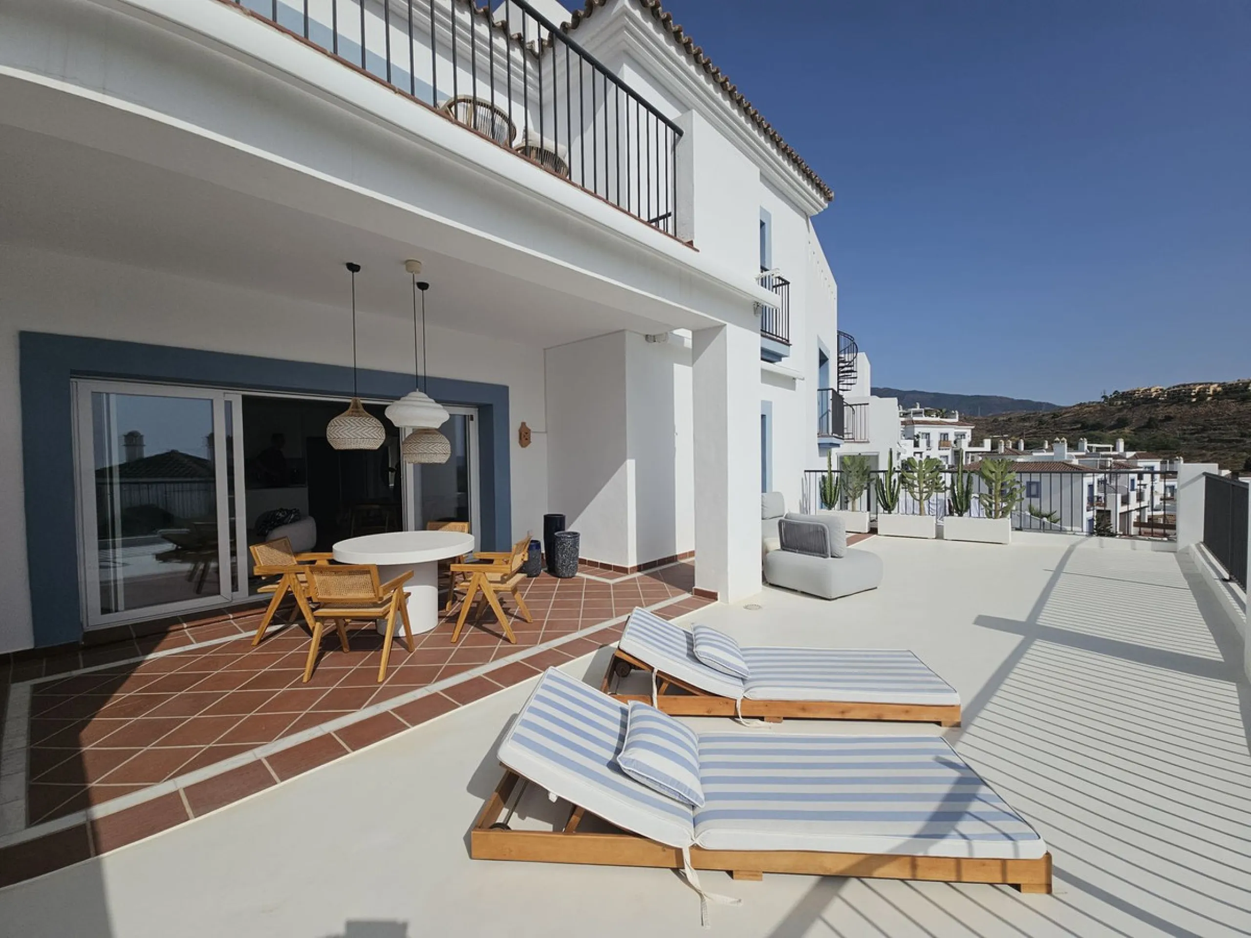 Apartment - Ground Floor Apartment в продаже в El Paraiso, Málaga. В доме 3 спален и 2 ванных комнат. Площадь дома 126 м²
