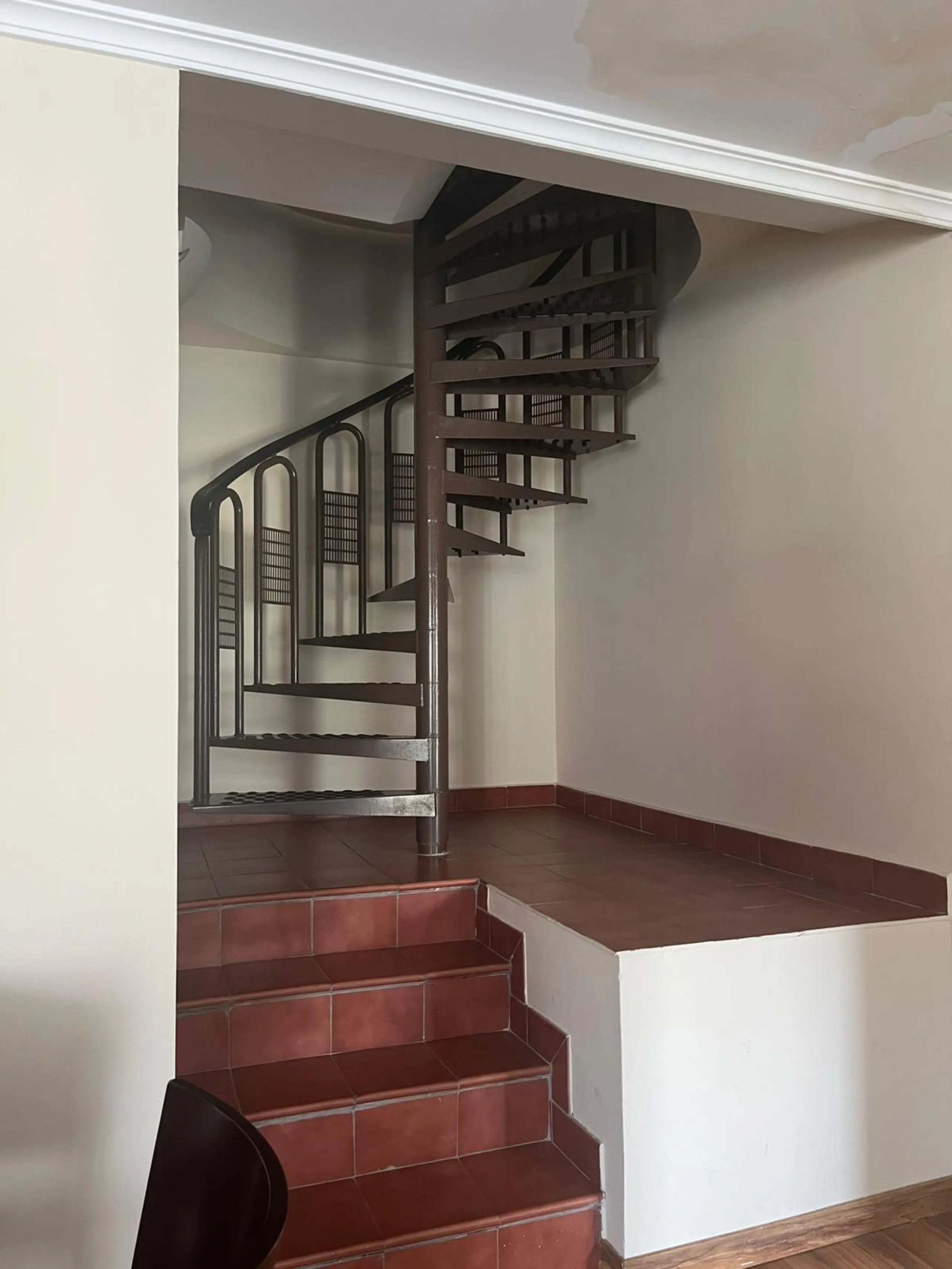 Well-proportioned apartment located on the 7th floor, offering generous interior space and an exceptional large private terrace.