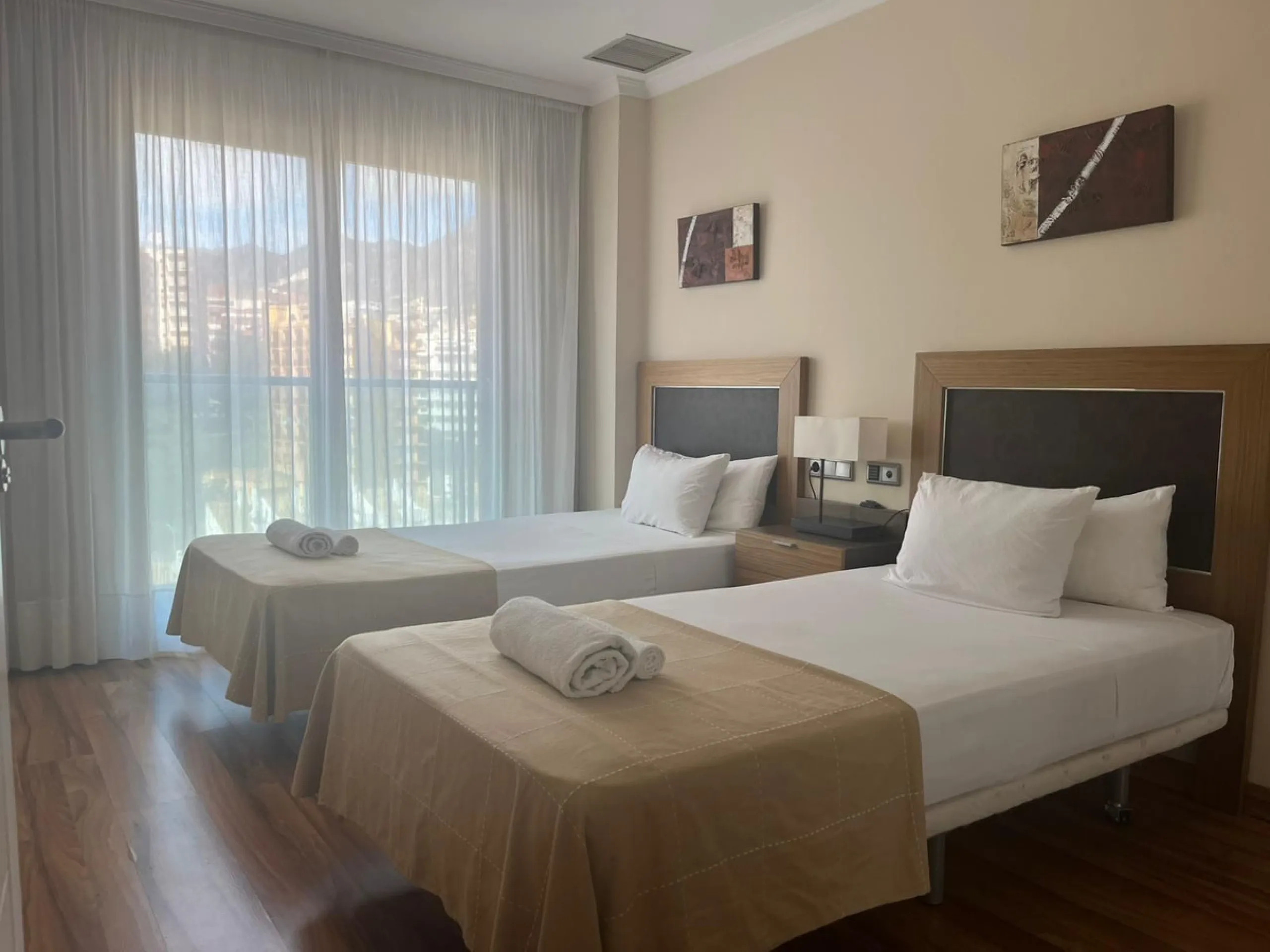 Well-proportioned apartment located on the 7th floor, offering generous interior space and an exceptional large private terrace.