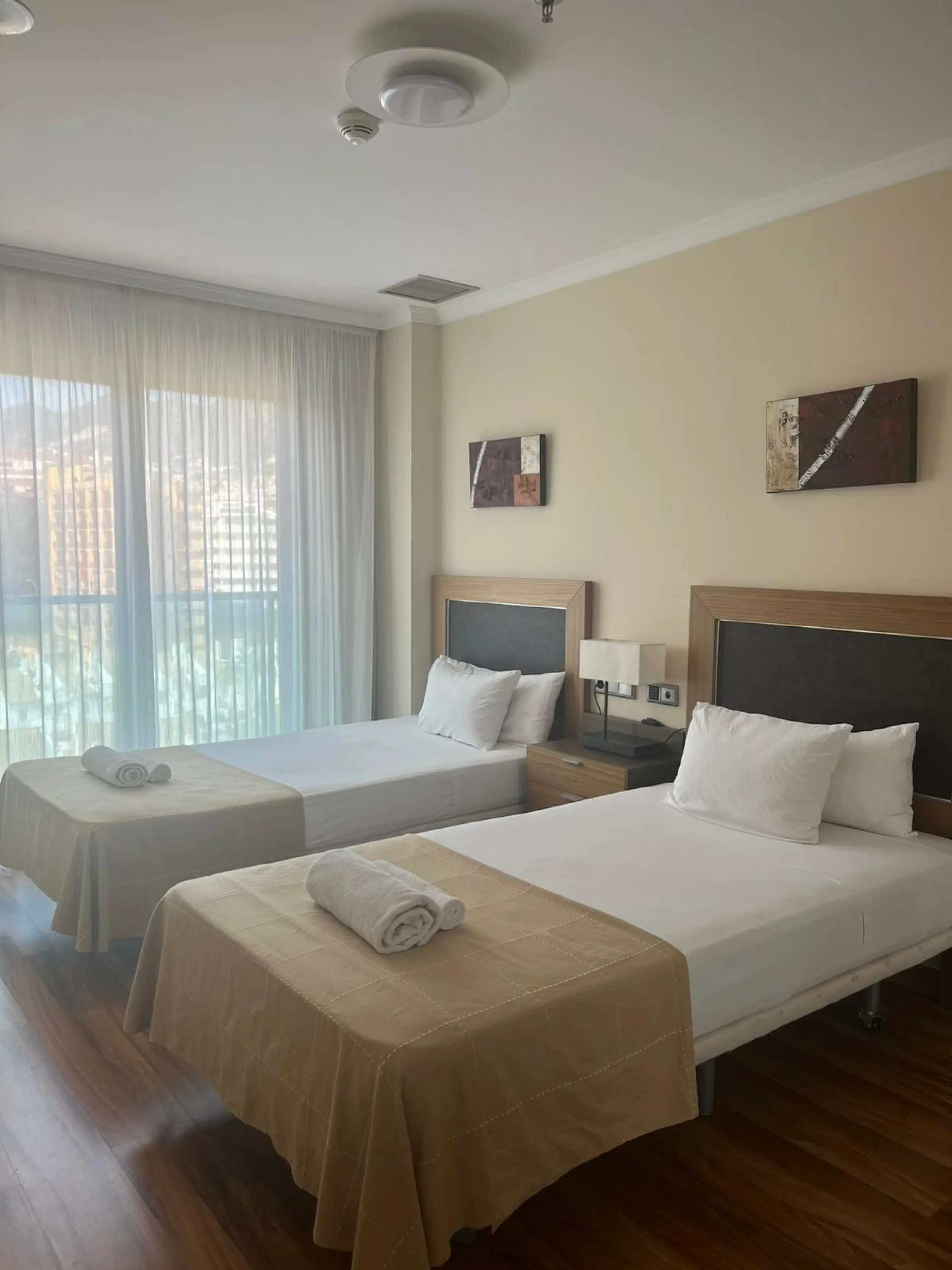 Well-proportioned apartment located on the 7th floor, offering generous interior space and an exceptional large private terrace.