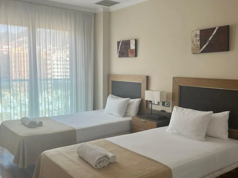 Well-proportioned apartment located on the 7th floor, offering generous interior space and an exceptional large private terrace.