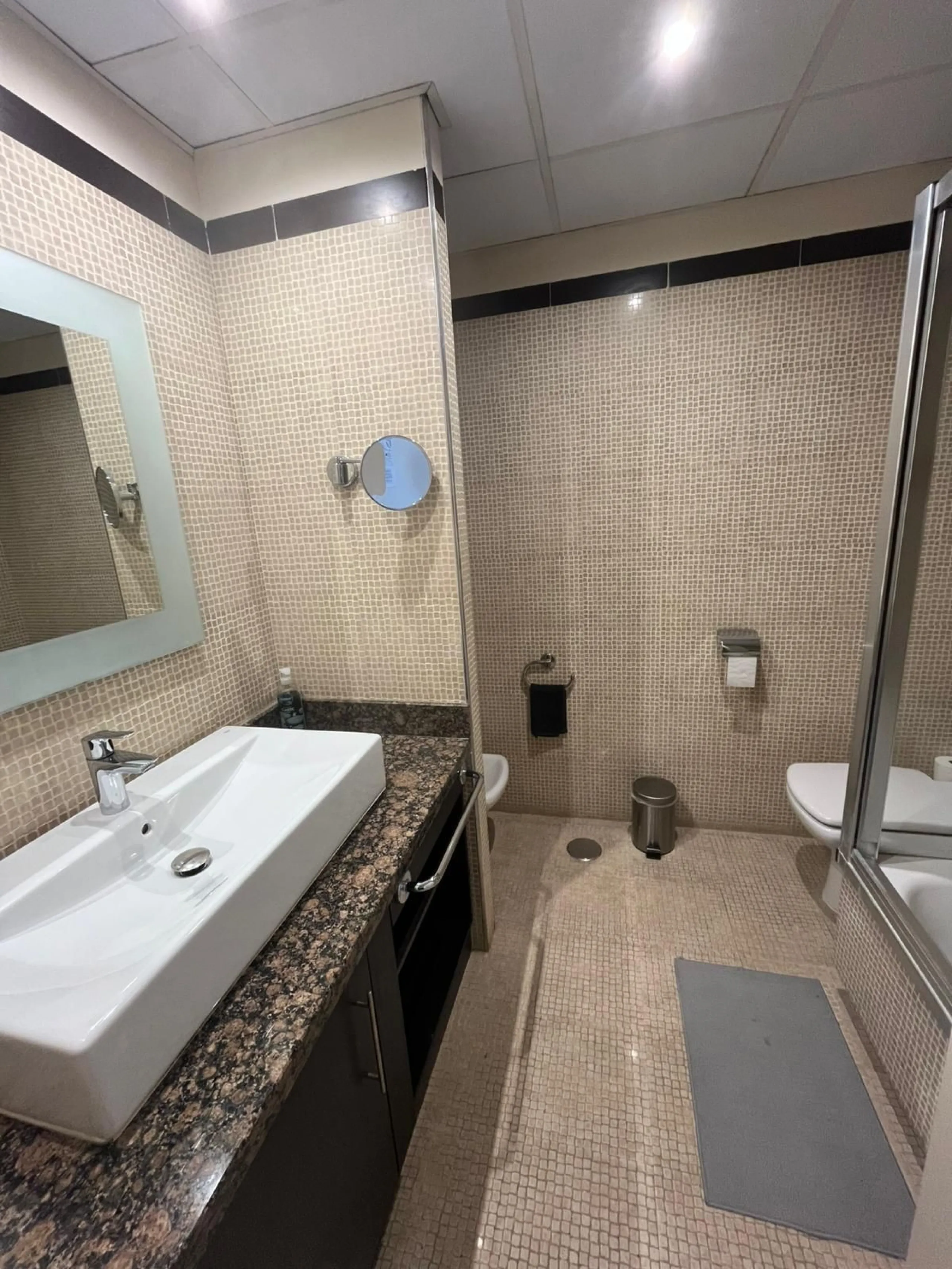 Well-proportioned apartment located on the 7th floor, offering generous interior space and an exceptional large private terrace.