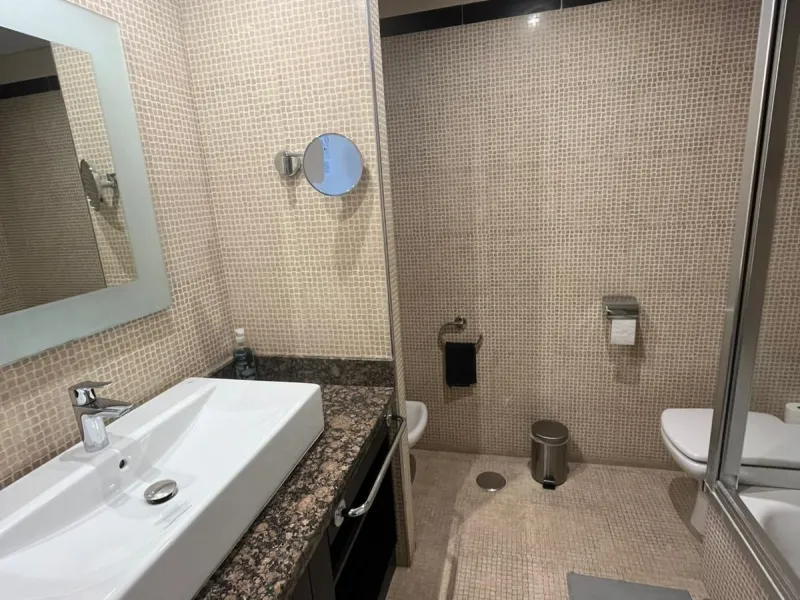 Well-proportioned apartment located on the 7th floor, offering generous interior space and an exceptional large private terrace.
