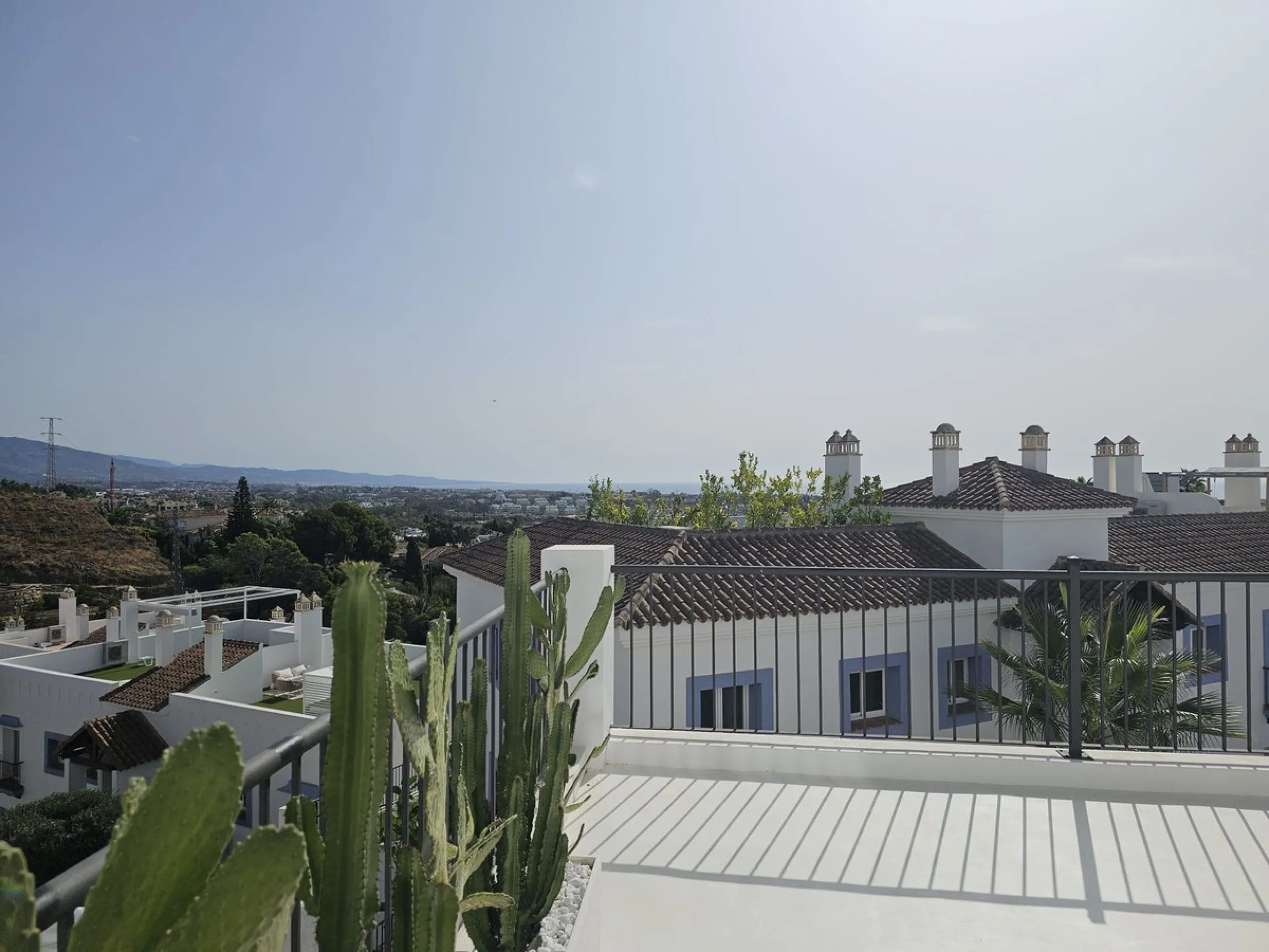 Apartment - Ground Floor Apartment в продаже в El Paraiso, Málaga. В доме 3 спален и 2 ванных комнат. Площадь дома 126 м²