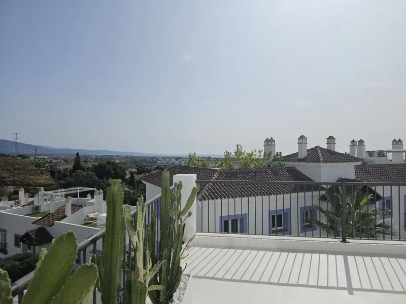 Apartment - Ground Floor Apartment в продаже в El Paraiso, Málaga. В доме 3 спален и 2 ванных комнат. Площадь дома 126 м²