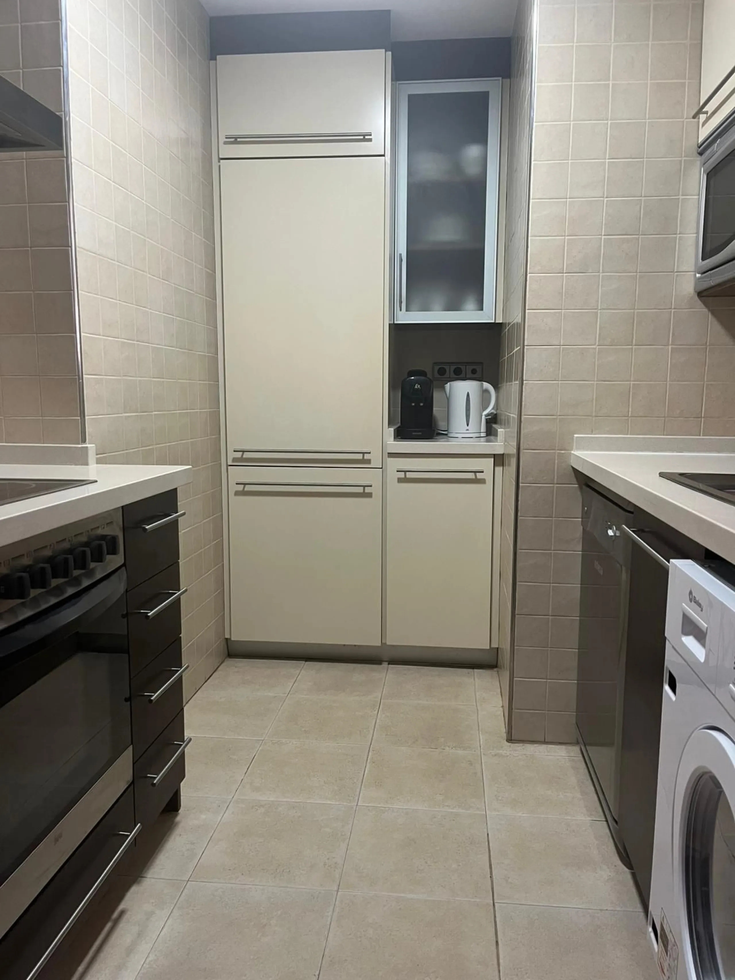 Well-proportioned apartment located on the 7th floor, offering generous interior space and an exceptional large private terrace.