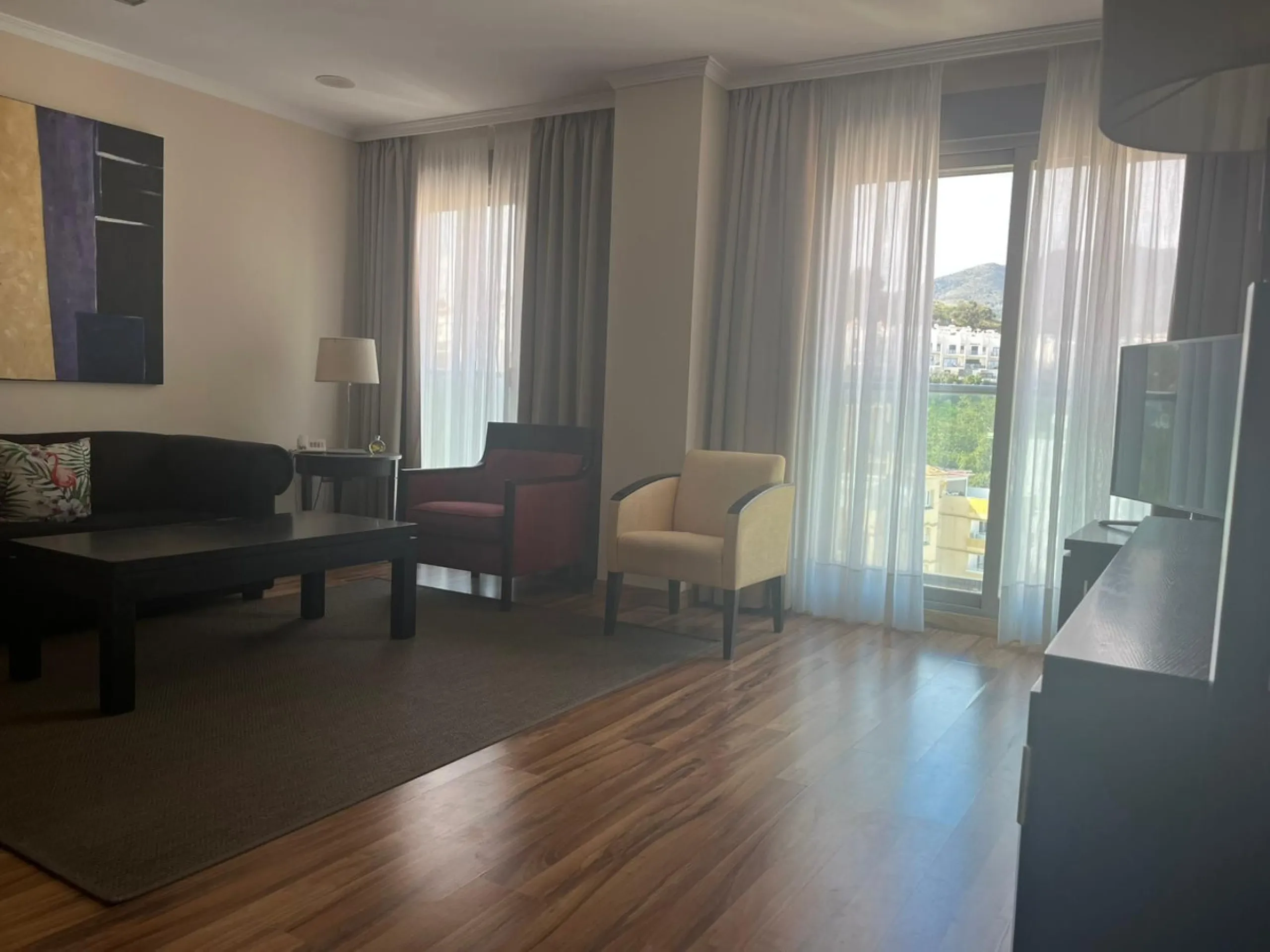 Well-proportioned apartment located on the 7th floor, offering generous interior space and an exceptional large private terrace.