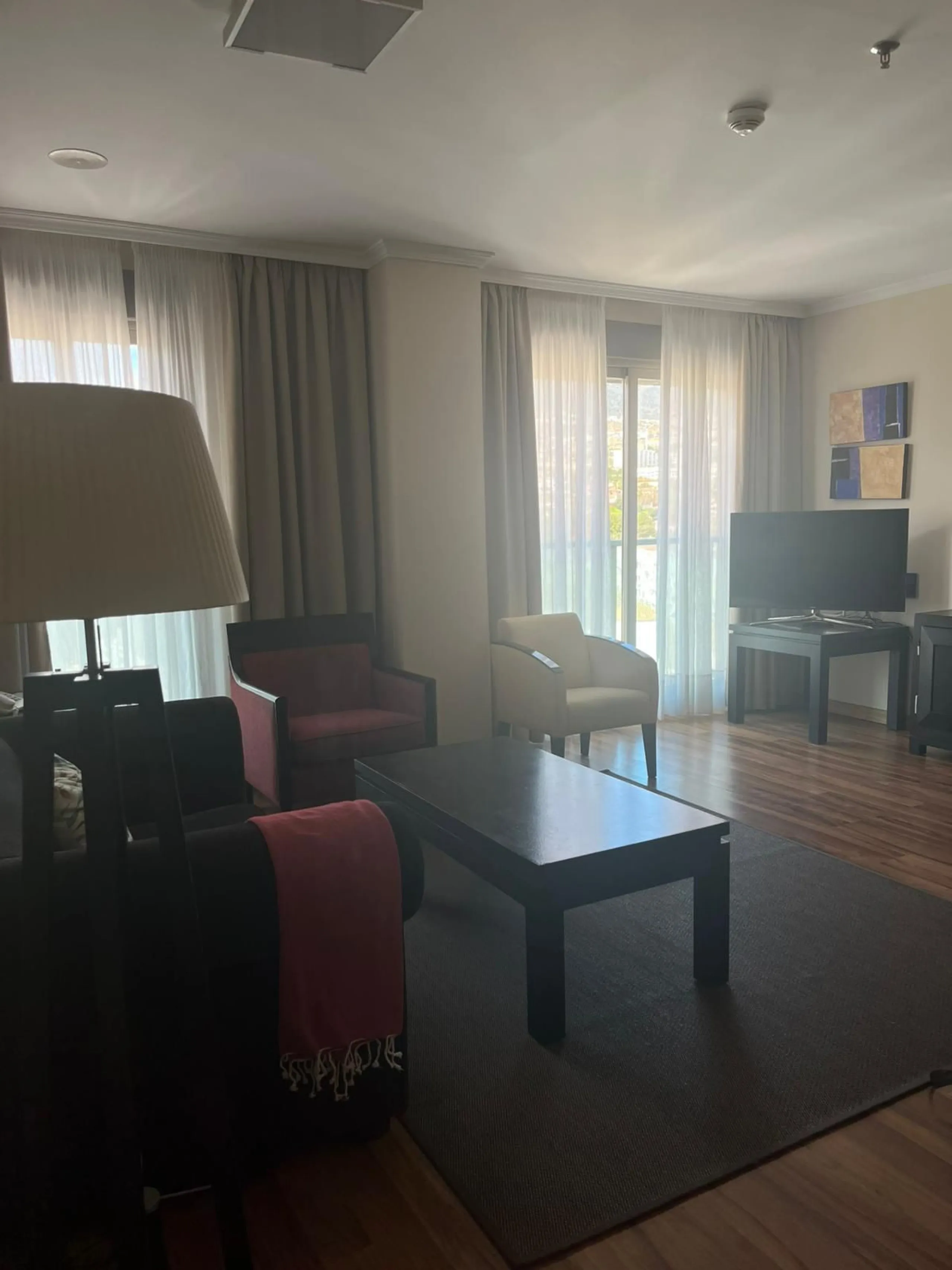 Well-proportioned apartment located on the 7th floor, offering generous interior space and an exceptional large private terrace.