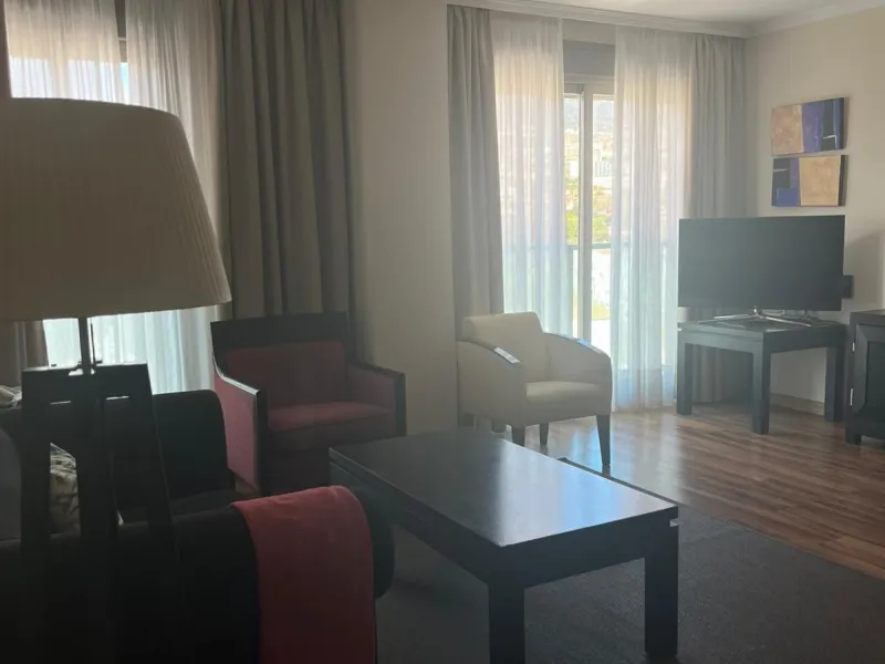 Well-proportioned apartment located on the 7th floor, offering generous interior space and an exceptional large private terrace.
