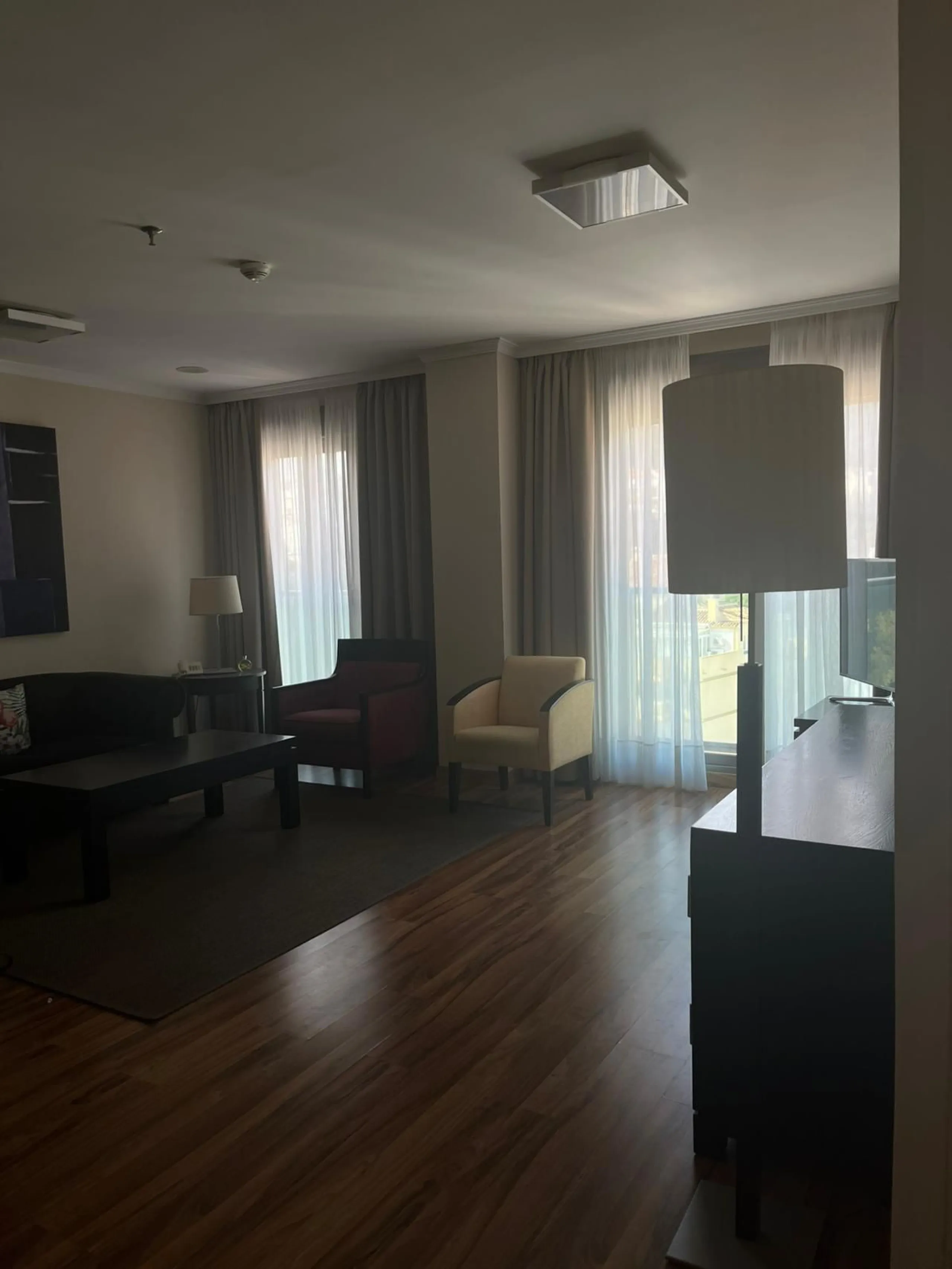 Well-proportioned apartment located on the 7th floor, offering generous interior space and an exceptional large private terrace.
