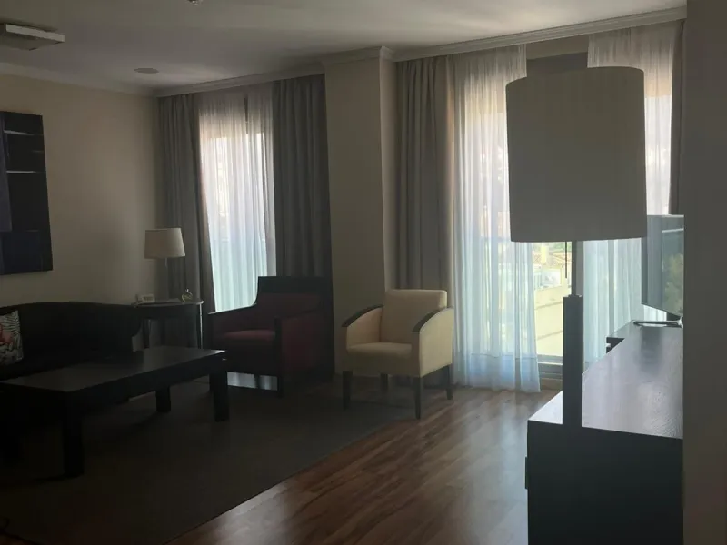 Well-proportioned apartment located on the 7th floor, offering generous interior space and an exceptional large private terrace.
