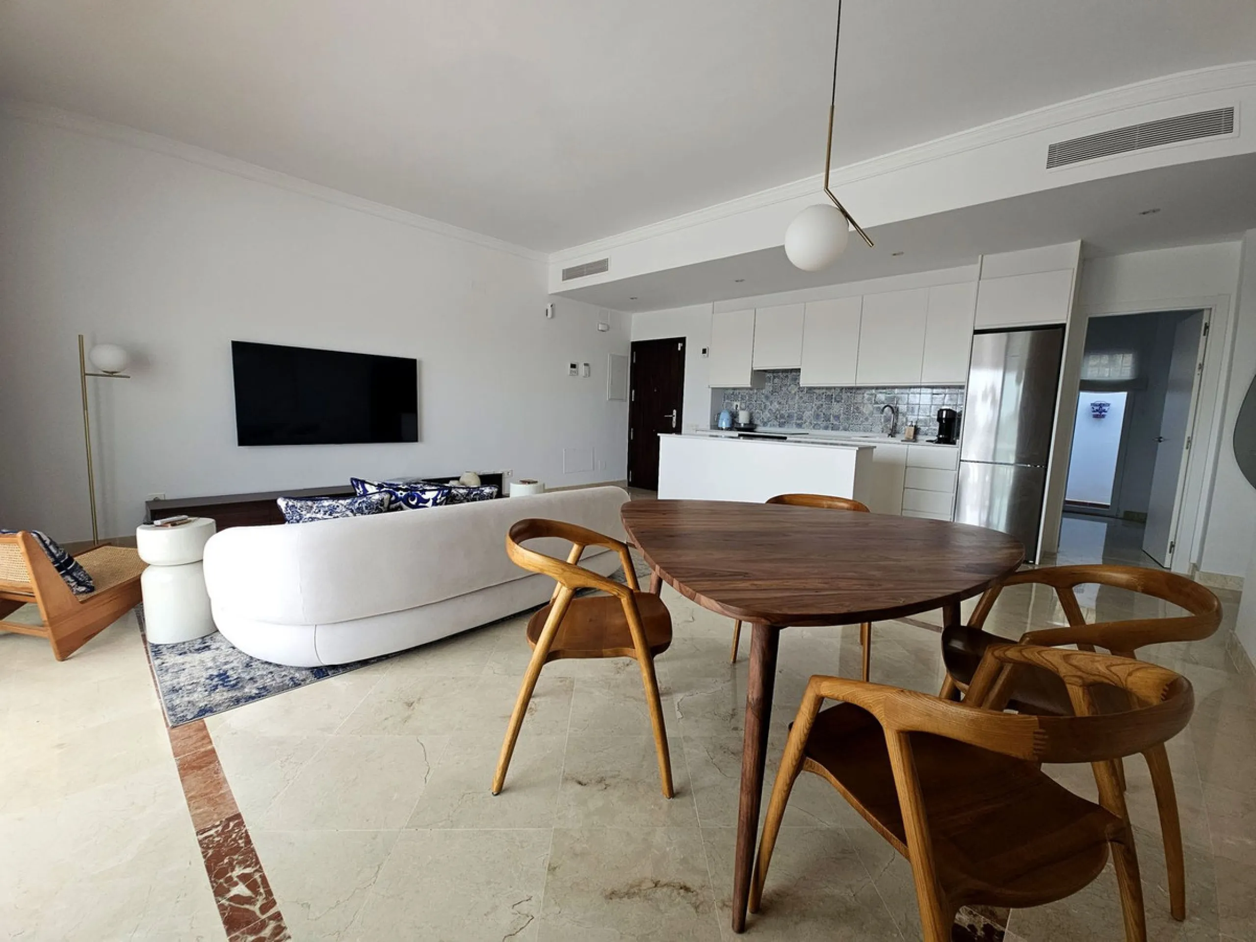 Apartment - Ground Floor Apartment в продаже в El Paraiso, Málaga. В доме 3 спален и 2 ванных комнат. Площадь дома 126 м²