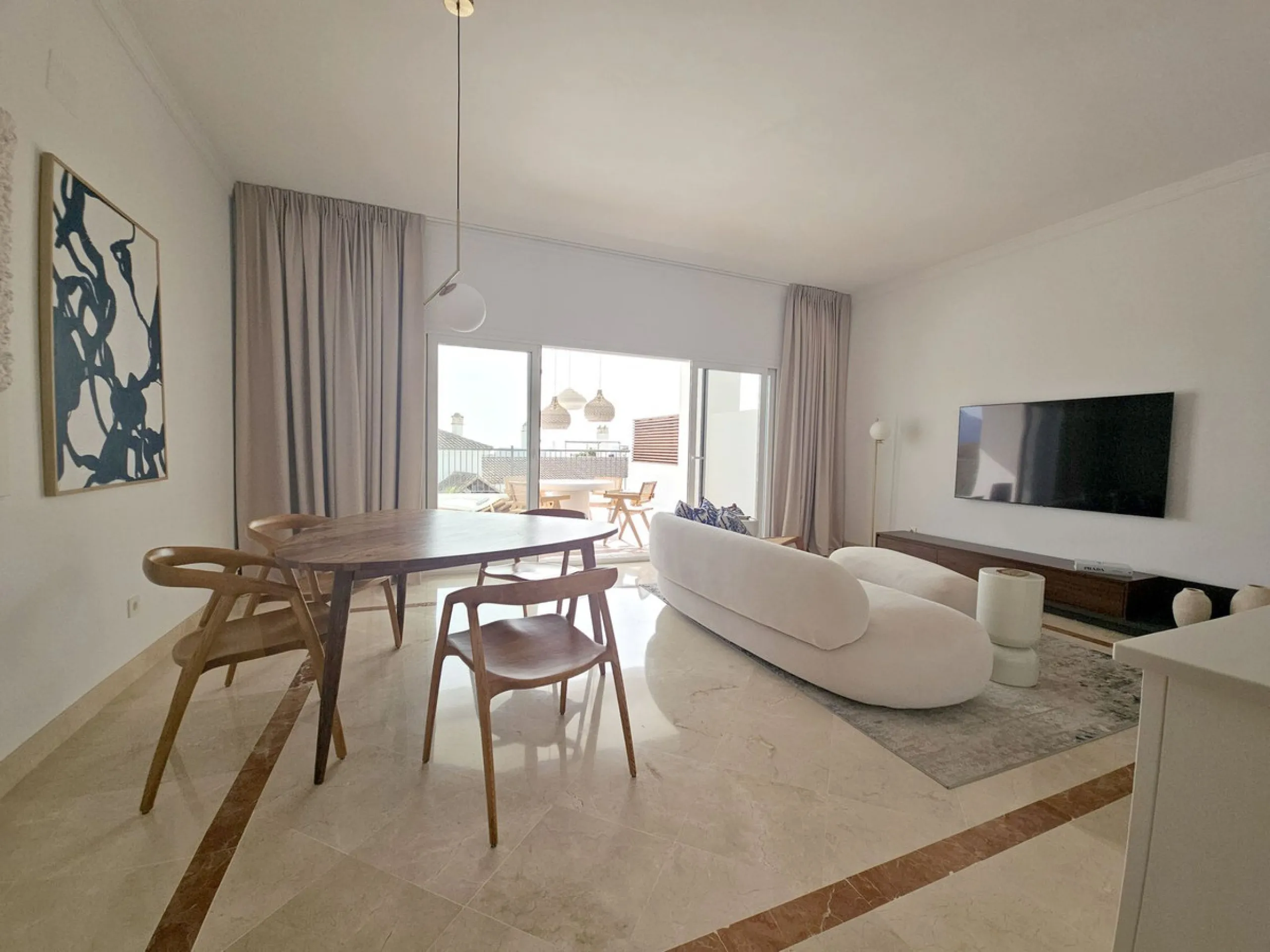 Apartment - Ground Floor Apartment в продаже в El Paraiso, Málaga. В доме 3 спален и 2 ванных комнат. Площадь дома 126 м²