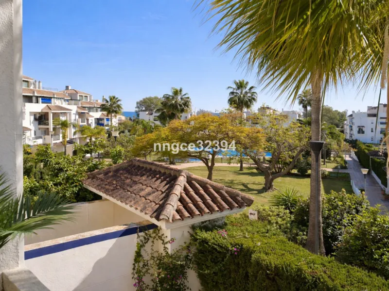 A rare opportunity located beside the popular Restaurante Samna, and within a short distance of Breath and the Puerto Banús Marina. This beautifully presented 2-bedroom, 2-bathroom apartment offers the perfect blend of lifestyle, location, and income pote
