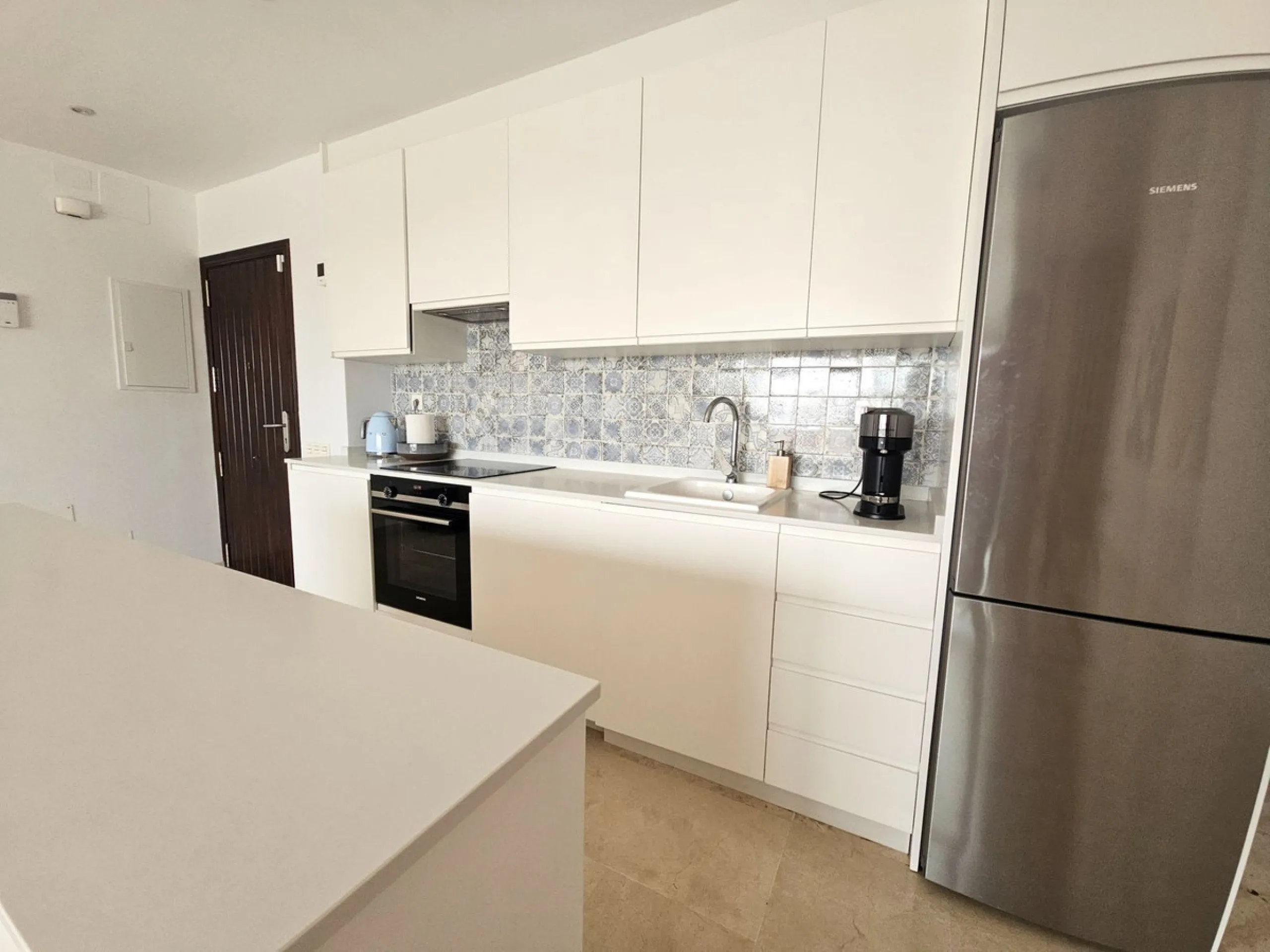 Apartment - Ground Floor Apartment в продаже в El Paraiso, Málaga. В доме 3 спален и 2 ванных комнат. Площадь дома 126 м²